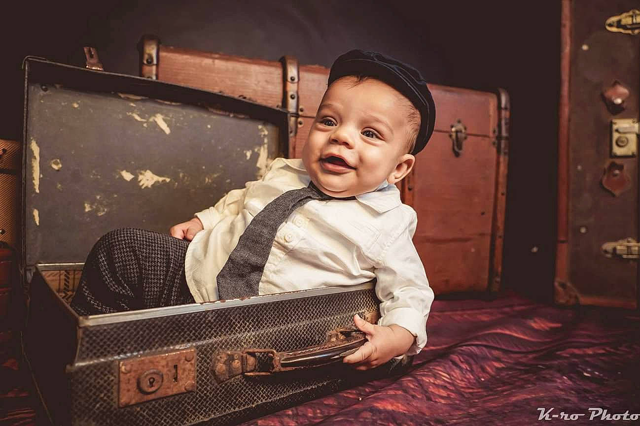 Auguste participe au concours pour gagner de l'argent avec cette photo : baby, baby_toddler_clothing, chair, child, comfort, darkness, door, flash_photography, fun, happy, laugh, night, person, portrait, portrait_photography, room, sitting, smile, toddler, wood