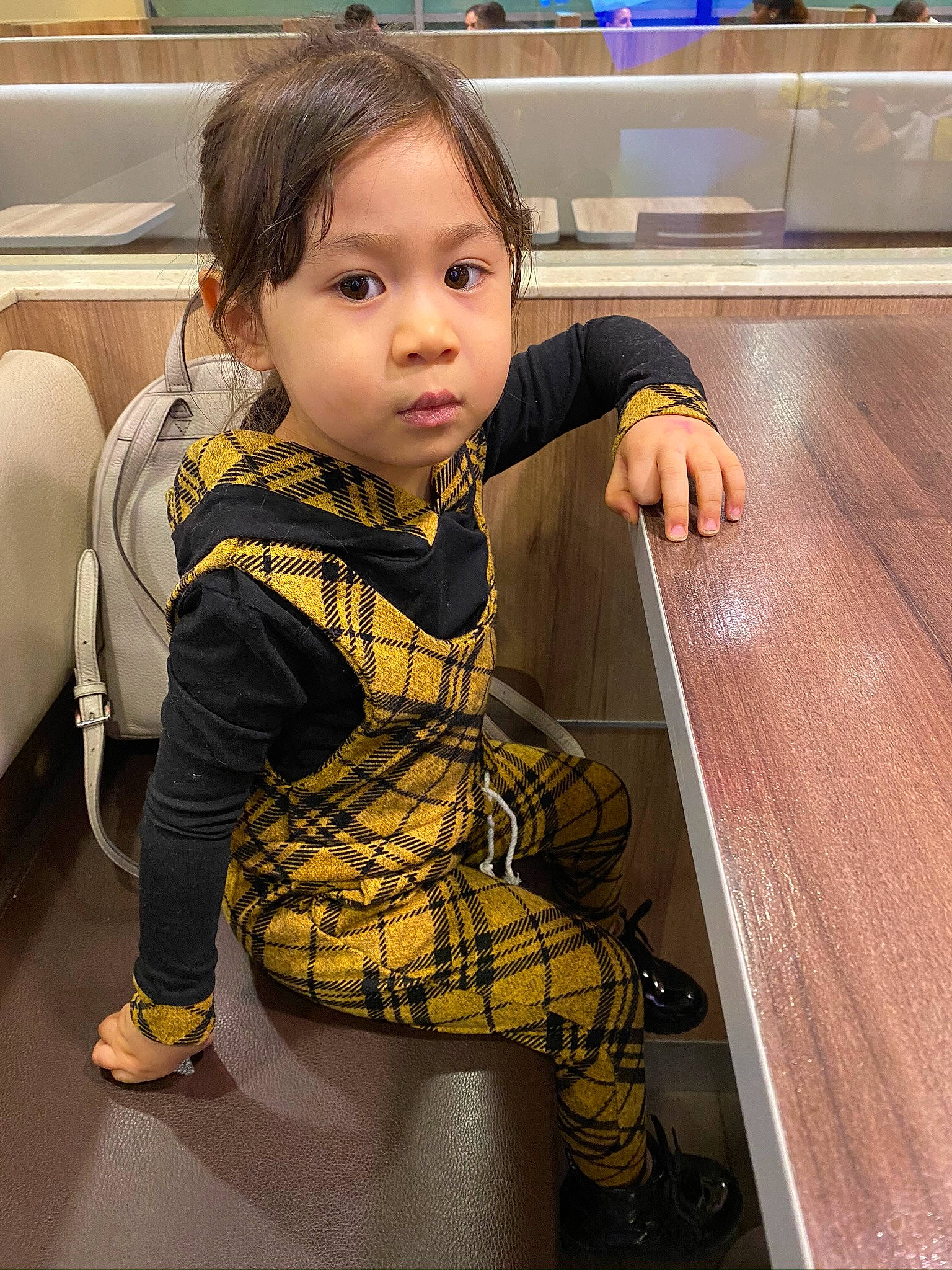 Lee-ann a rejoint le concours — aidez-le/la à gagner de superbes lots ! child, child_model, design, floor, pattern, person, plaid, sitting, skin, toddler