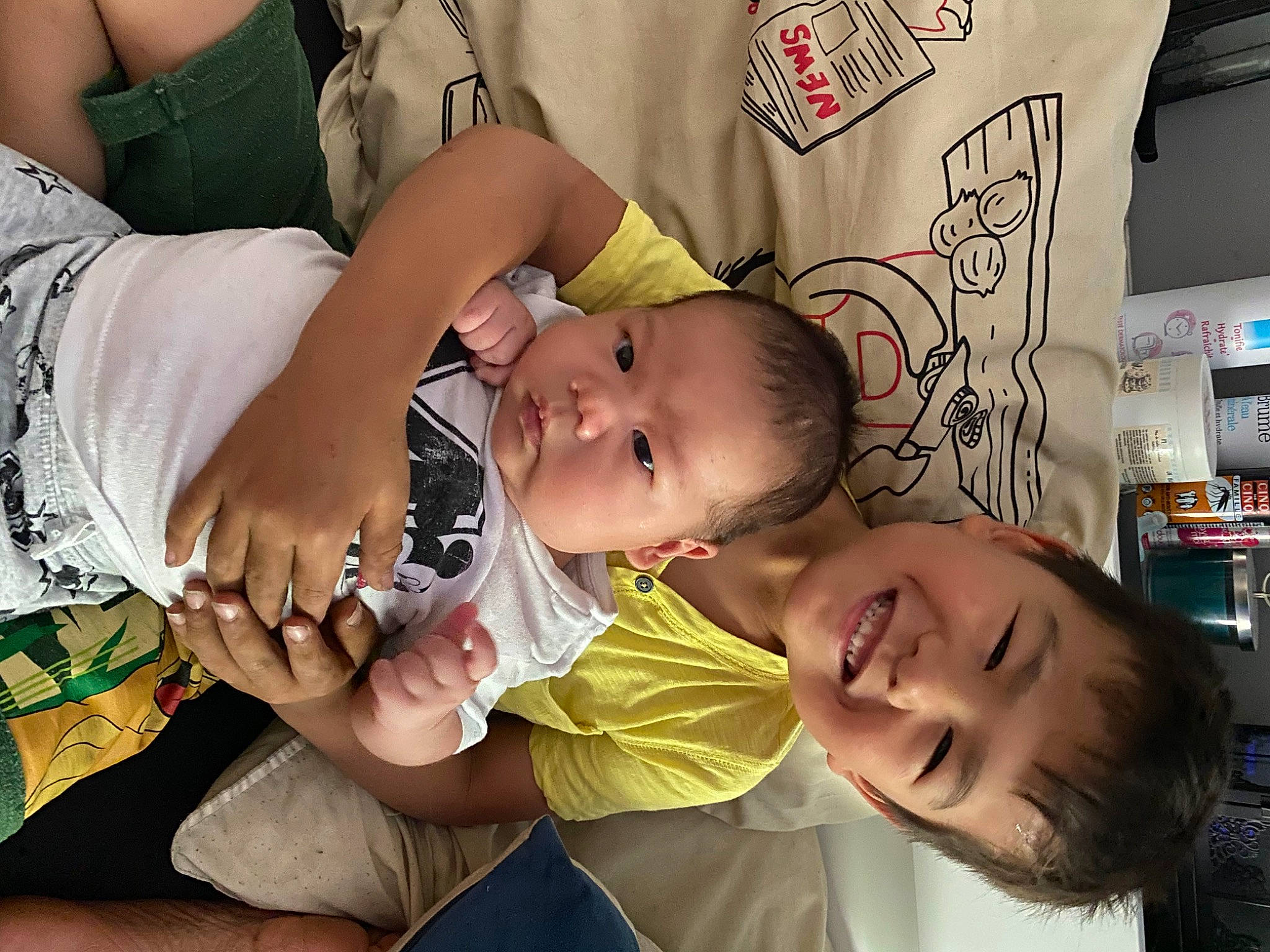 Glenn participe au concours pour gagner de l'argent avec cette photo : arm, baby, child, finger, hand, joy, person, toddler