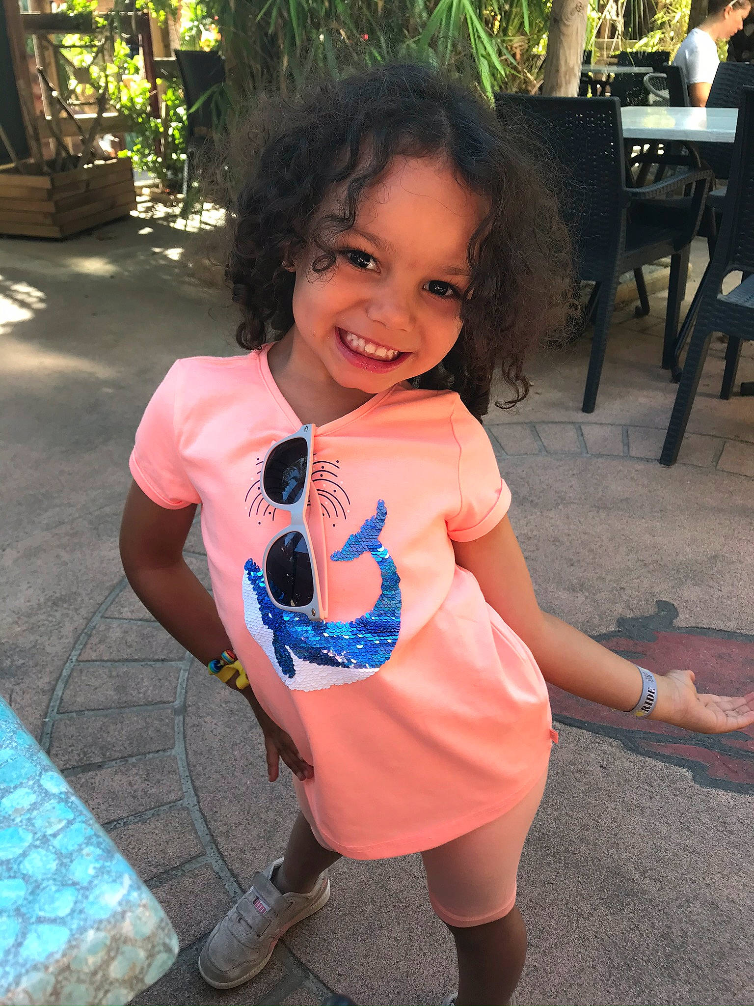 Anna a rejoint le concours — aidez-le/la à gagner de superbes lots ! child, cool, electric_blue, fun, hairstyle, happy, head, human_body, joy, leisure, person, plant, sandal, shoe, shoulder, skin, sleeve, smile, summer, thigh