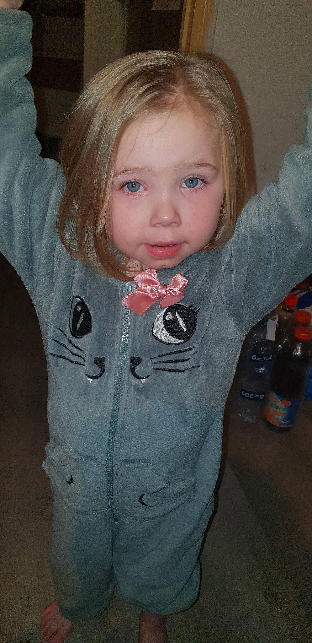 Maelyss participe au concours pour gagner de l'argent avec cette photo : blond, blue, cheek, child, eye, face, fun, girl, hair, hairstyle, head, human_body, human_hair_color, leg, nose, person, sitting, skin, standing, textile