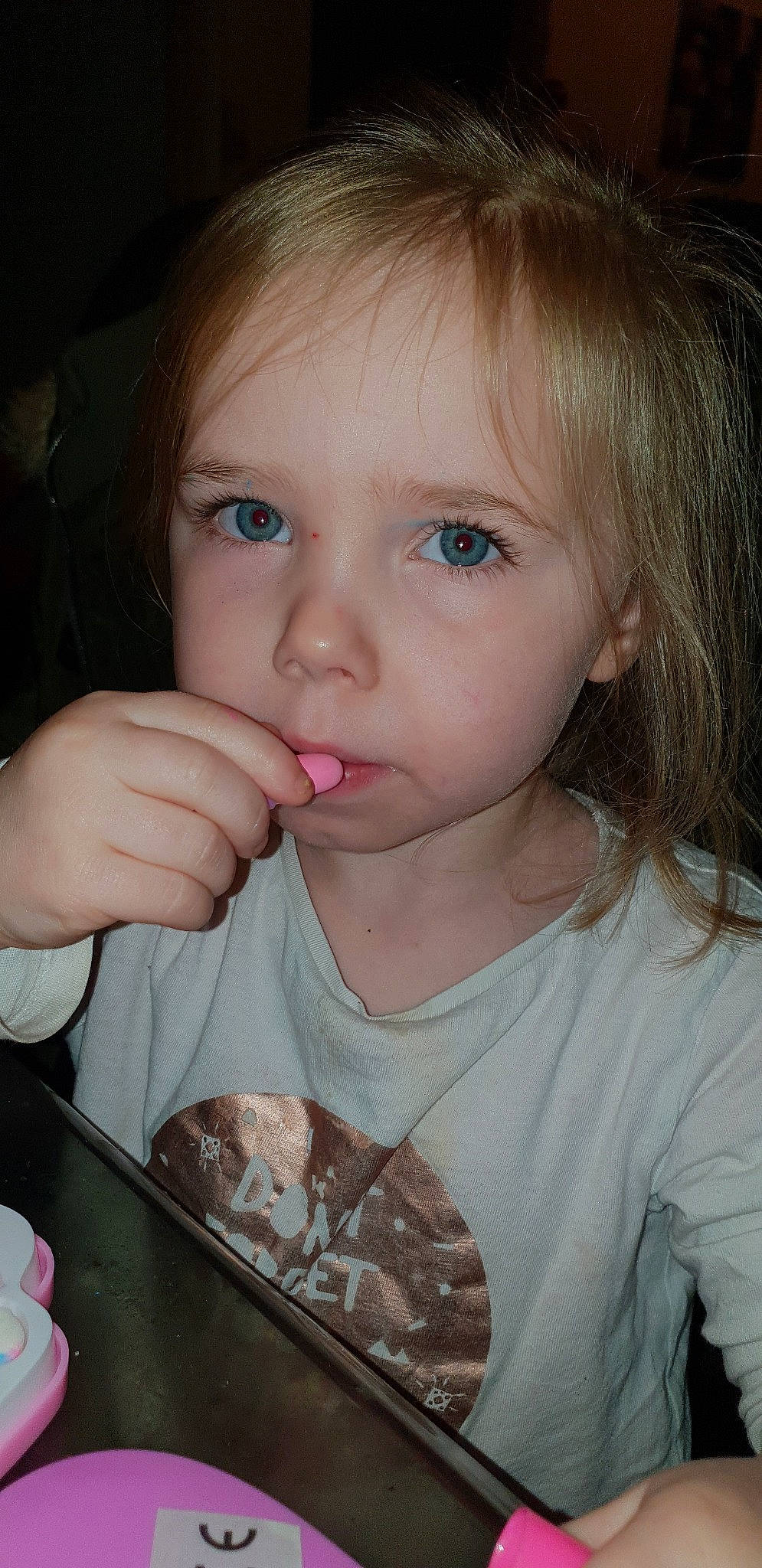 Maelyss a rejoint le concours — aidez-le/la à gagner de superbes lots ! blond, cheek, child, chin, eye, face, finger, forehead, fun, girl, head, human_hair_color, iris, lip, mouth, nose, person, pink, skin, smile