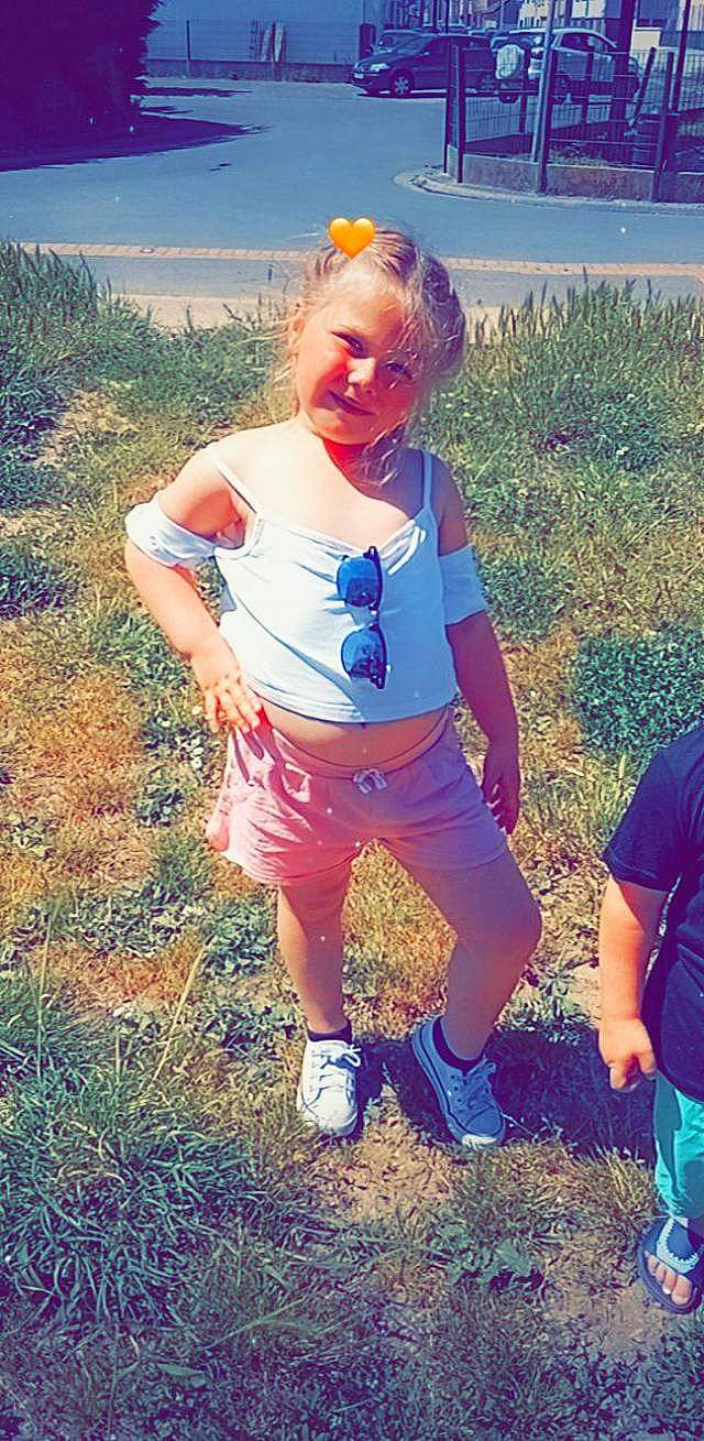 Manon a rejoint le concours — aidez-le/la à gagner de superbes lots ! azure, cool, electric_blue, eyewear, fun, grass, grassland, happy, leisure, people_in_nature, person, plant, shoe, shorts, sneakers, summer, sunlight, t_shirt, toddler, tree