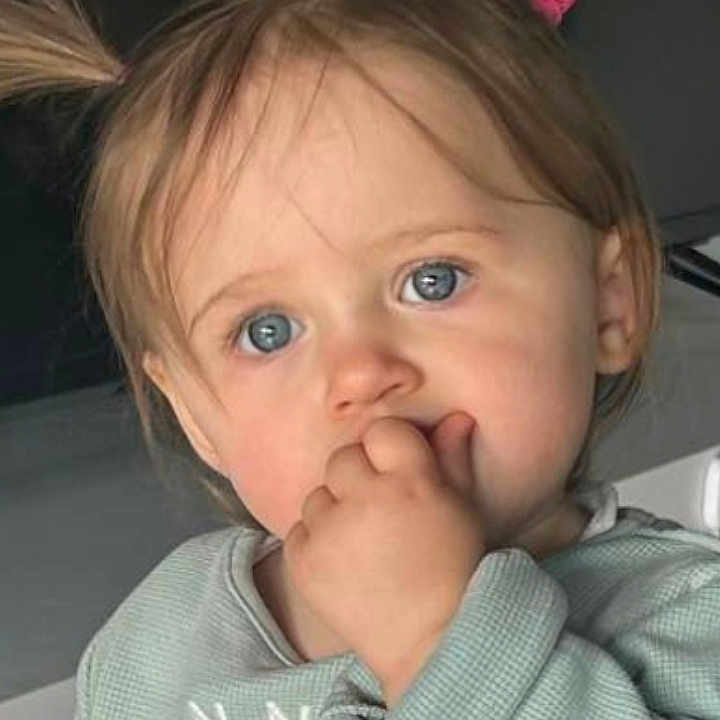 Emy a rejoint le concours — aidez-le/la à gagner de superbes lots ! baby, blonde, bodypart, clothing, coat, face, finger, hair, hand, happy, head, knitwear, mouth, person, photography, portrait, smile, sweater, t_shirt, teeth