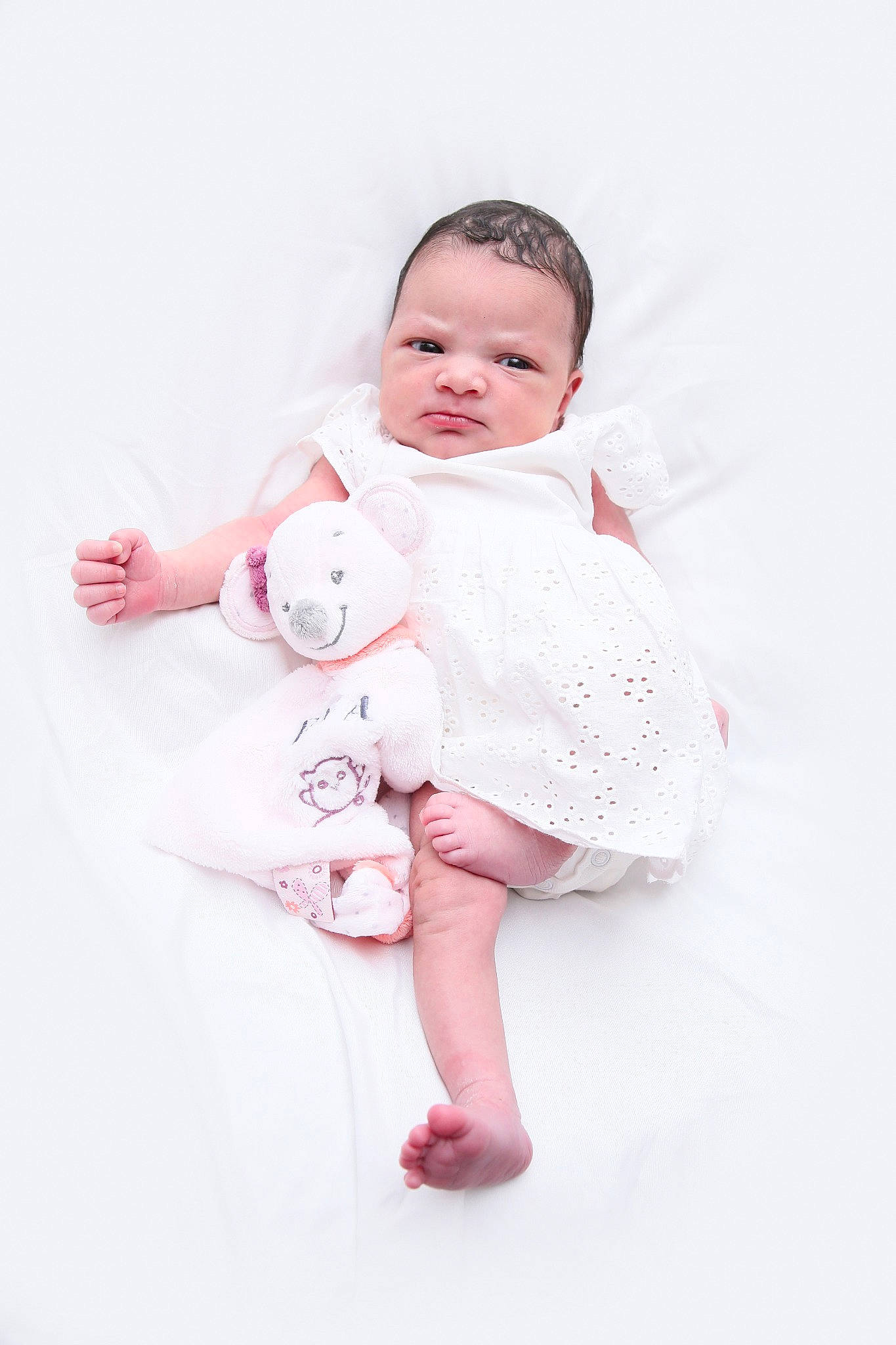 Eva participe au concours pour gagner de l'argent avec cette photo : baby, baby_toddler_clothing, beauty, child, facial_expression, family, happy, person, photo_shoot, photograph, photography, pink, portrait_photography, product, red, sitting, skin, smile, toddler, white