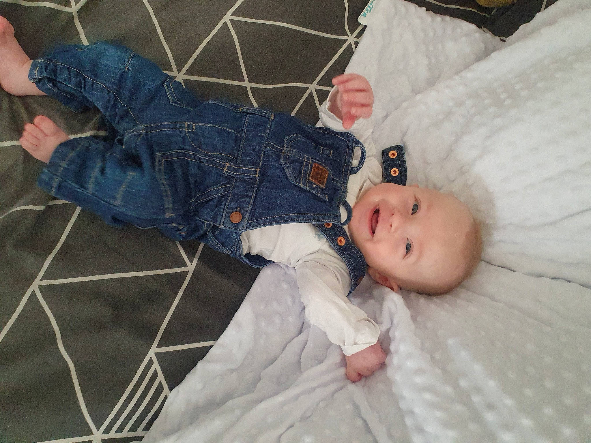 Loan a rejoint le concours — aidez-le/la à gagner de superbes lots ! baby, bedding, child, comfort, couch, denim, dress, flash_photography, fun, fur, happy, joint, leg, linens, pattern, person, sitting, textile, toddler, tree