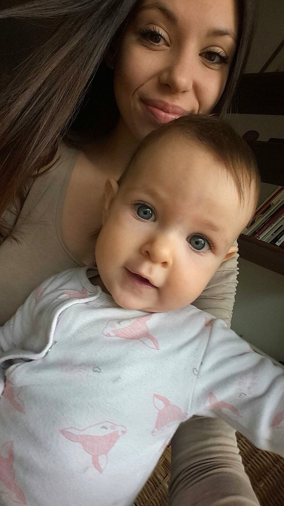 Siana participe au concours pour gagner de l'argent avec cette photo : baby, beauty, cheek, child, chin, eye, face, facial_expression, forehead, fun, happy, head, iris, lip, mother, mouth, nose, person, skin, smile