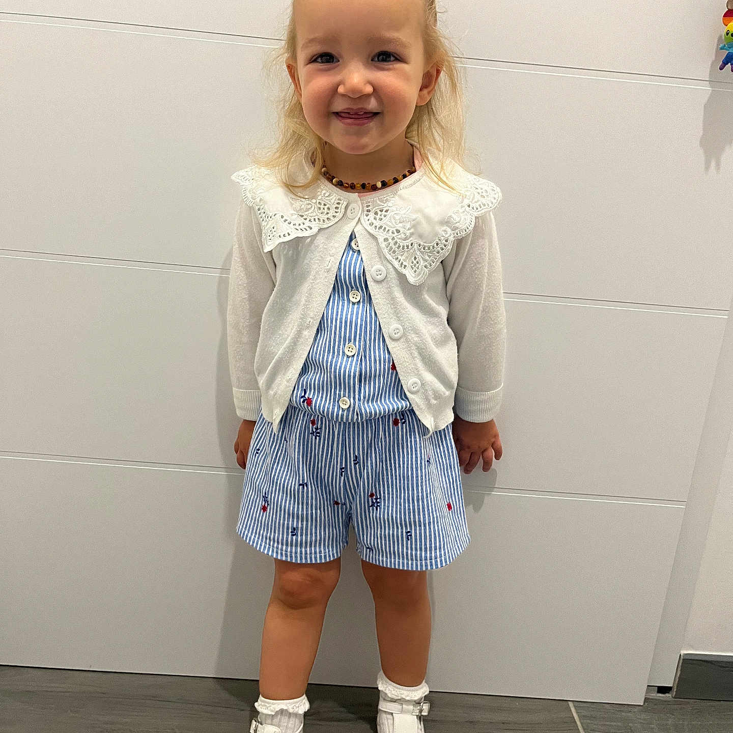 Alya participe au concours pour gagner de l'argent avec cette photo : accessories, blouse, child, clothing, face, female, footwear, girl, head, longsleeve, pajamas, pants, person, photography, portrait, shoe, shorts, sleeve, sneaker, standing