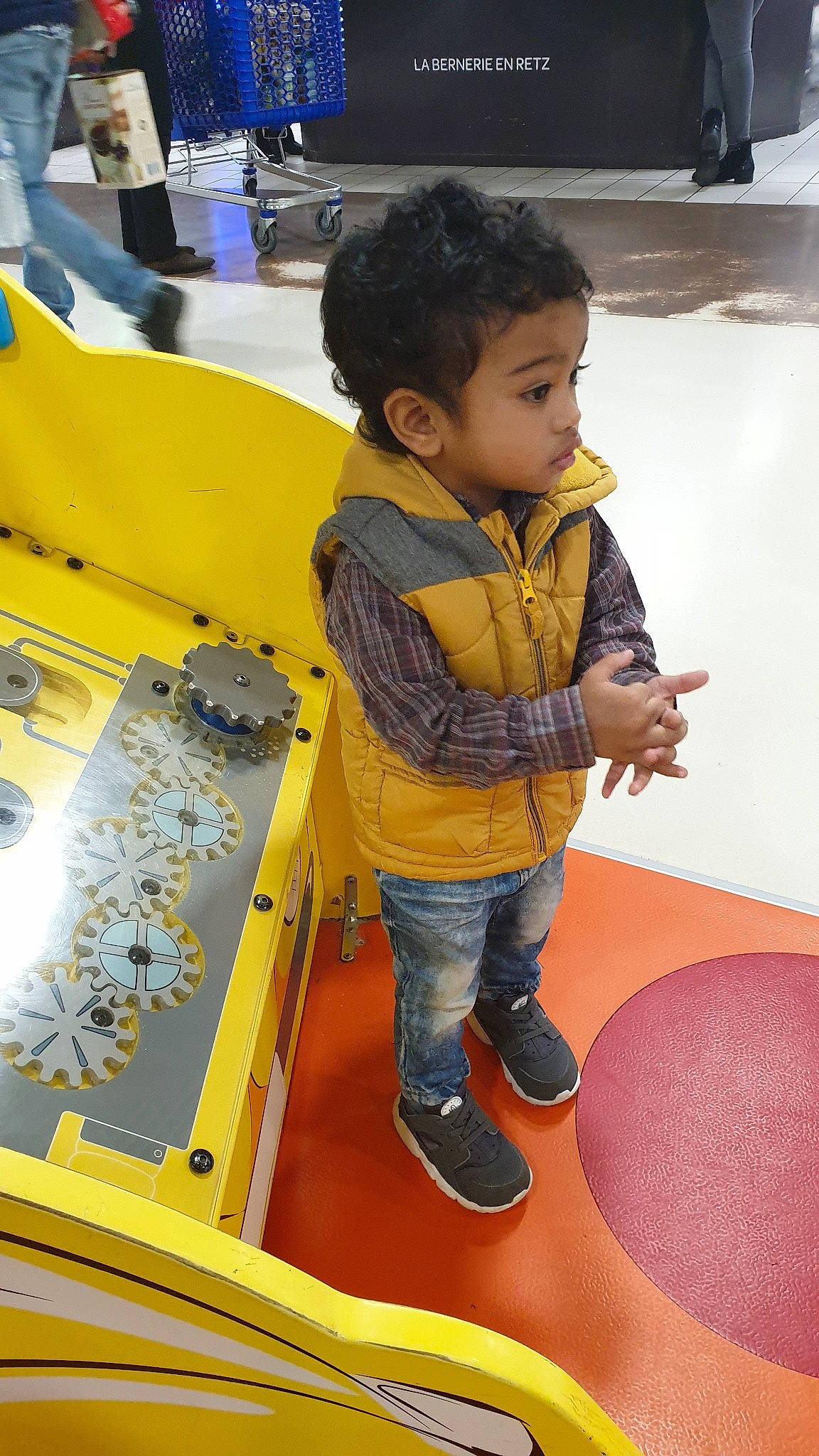 André participe au concours pour gagner de l'argent avec cette photo : child, fun, person, play, yellow
