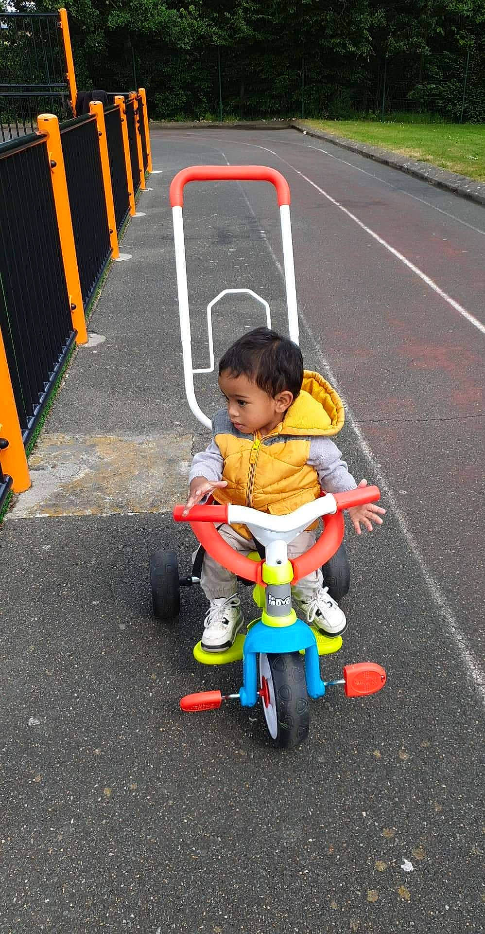 André participe au concours pour gagner de l'argent avec cette photo : asphalt, bicycle_accessory, child, mode_of_transport, person, play, riding_toy, toddler, tricycle, vehicle