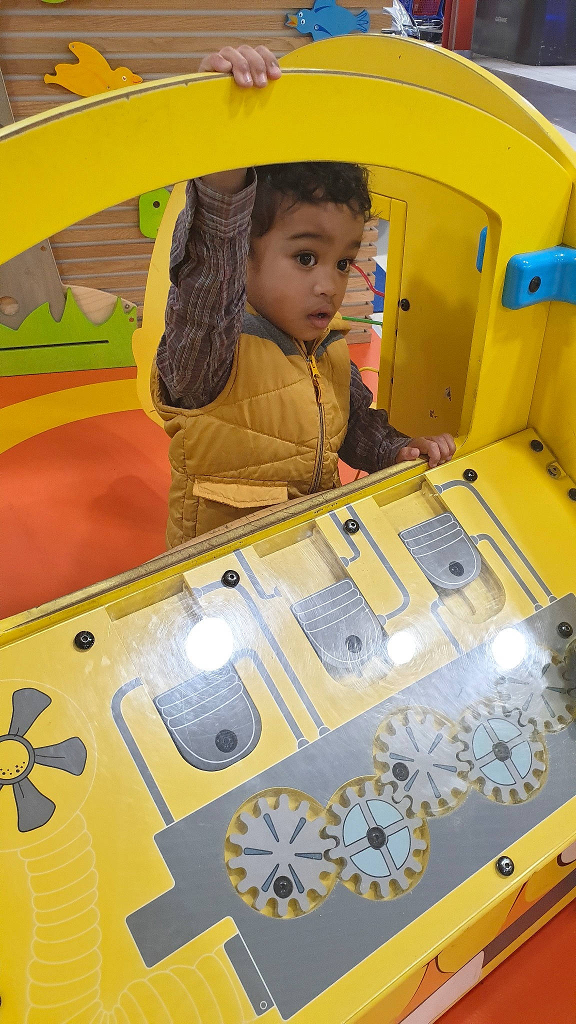 André participe au concours pour gagner de l'argent avec cette photo : car, child, games, person, play, recreation, surprise, toddler, vehicle, yellow