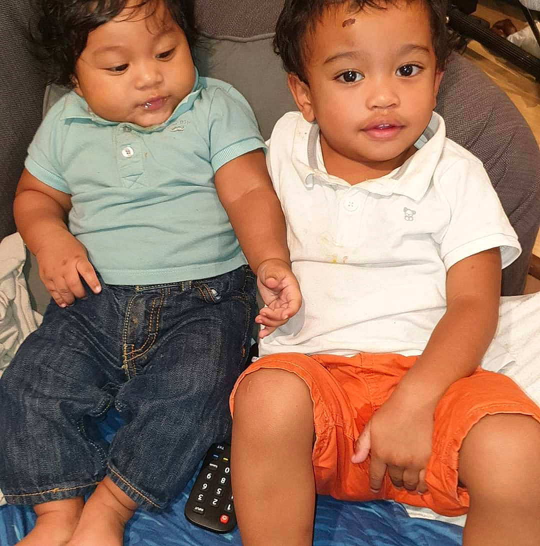 Justin-paul participe au concours pour gagner de l'argent avec cette photo : abdomen, cheek, child, daughter, eye, family, fun, jeans, leg, people, person, sibling, sitting, smile, thigh, toddler, trunk