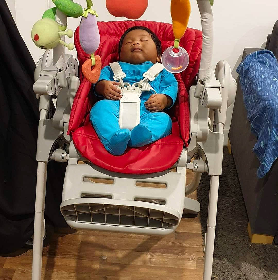 Justin-paul a rejoint le concours — aidez-le/la à gagner de superbes lots ! baby_products, chair, child, comfort, furniture, person, product, toddler