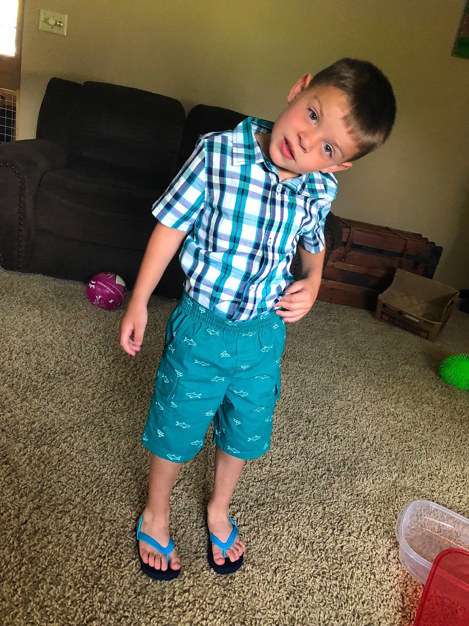 Manuel is registered to the contest to win money with this photo: blue, boy, child, clothing, day, footwear, fun, green, jeans, leg, person, plaid, shorts, shoulder, sitting, skin, snapshot, standing, t_shirt, textile