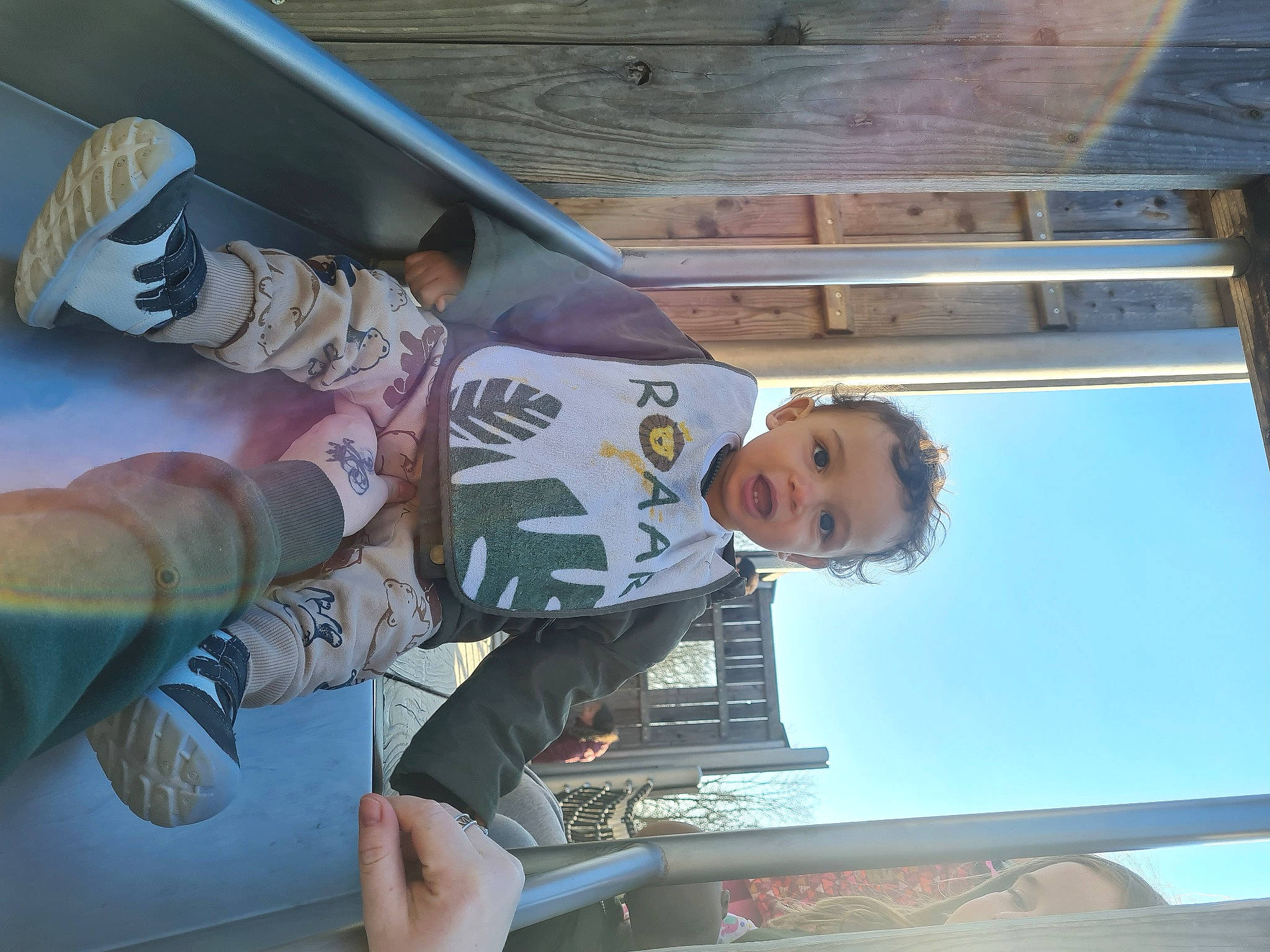 Mael a rejoint le concours — aidez-le/la à gagner de superbes lots ! ceiling, child, cloud, fun, happy, human_leg, leisure, person, recreation, shade, sky, thigh, toddler, tree, vacation, wood