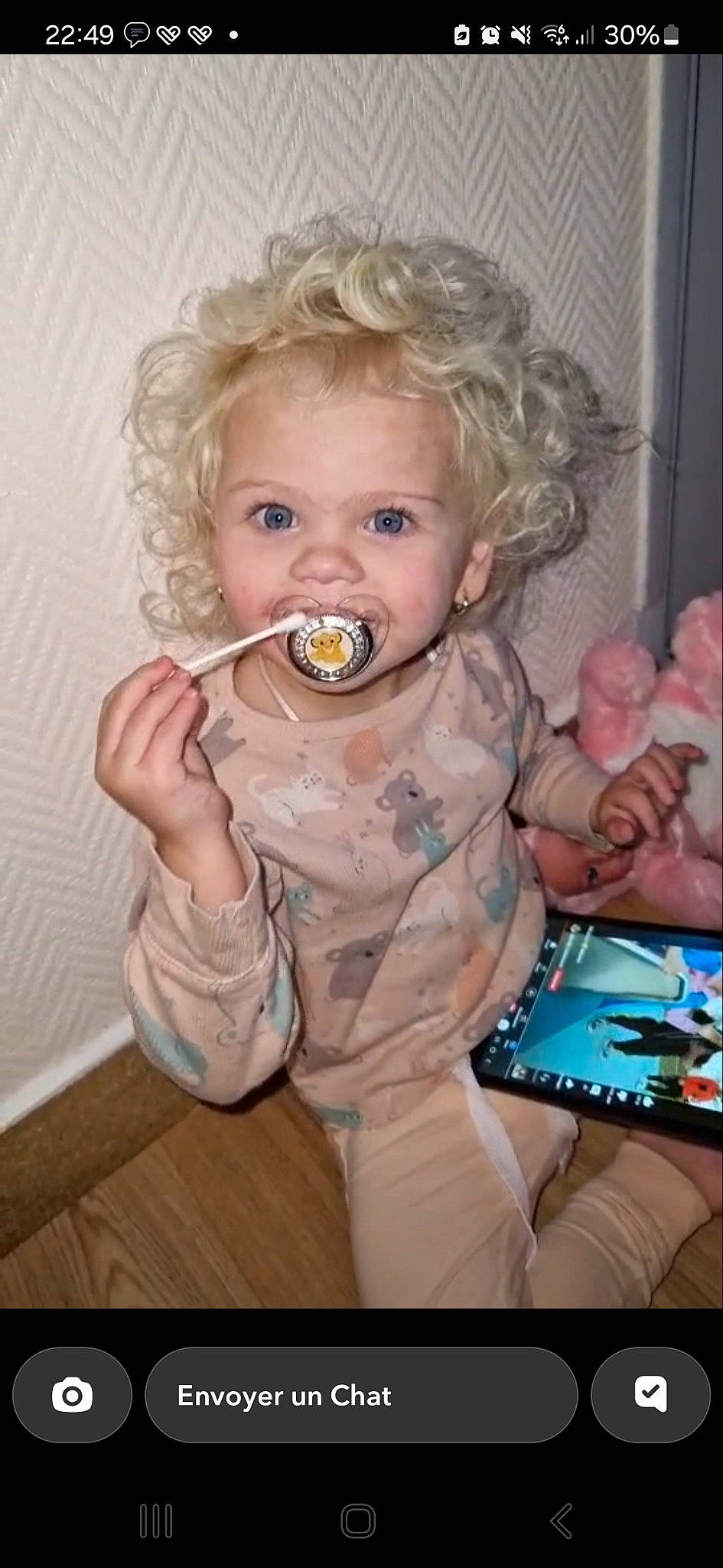 Rosy a rejoint le concours — aidez-le/la à gagner de superbes lots ! baby, baby_toddler_clothing, blond, chair, cheek, child, eating, event, eyelash, finger, fun, happy, iris, nose, person, play, room, sitting, skin, tablet_computer