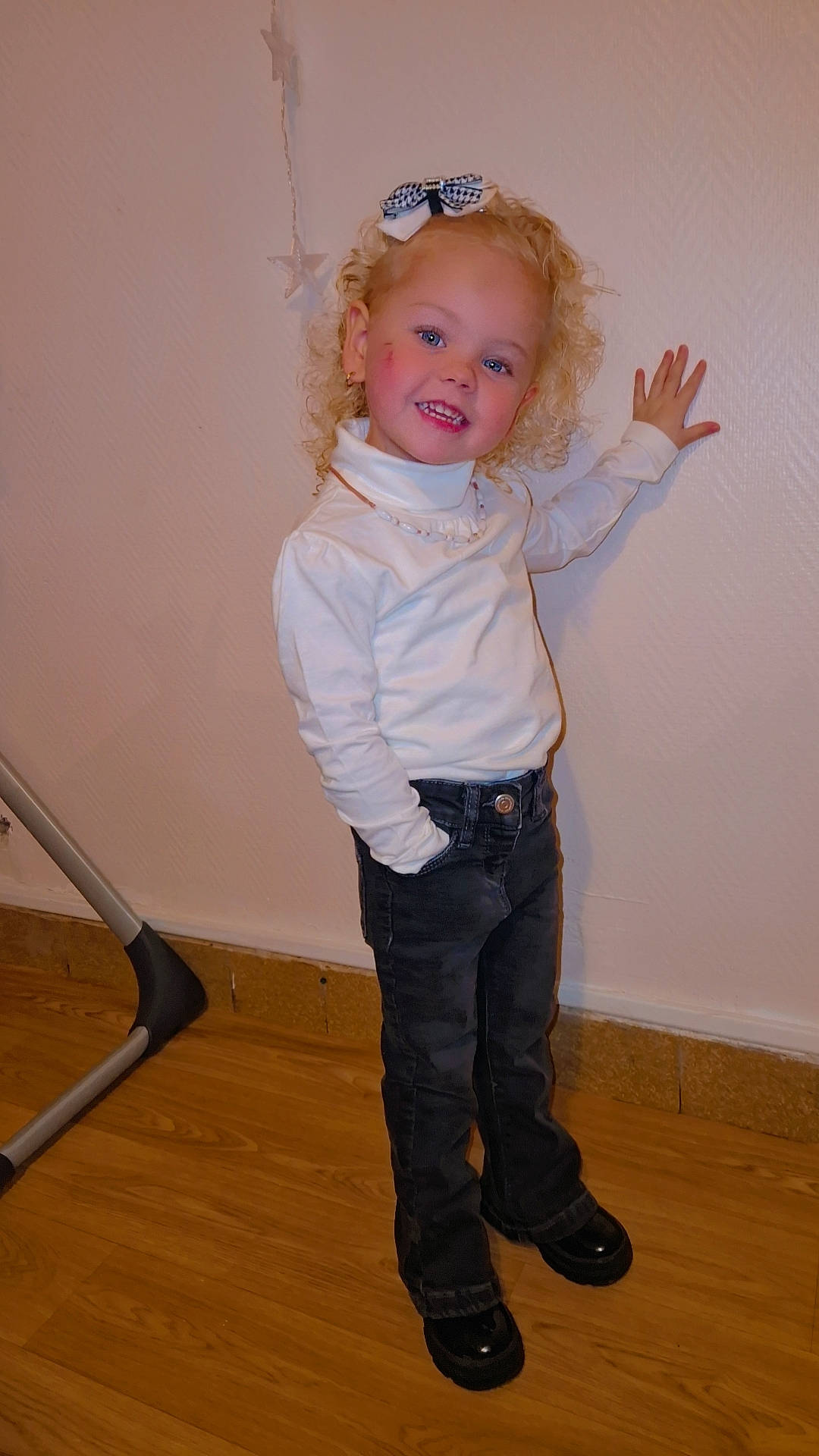 Rosy a rejoint le concours — aidez-le/la à gagner de superbes lots ! blond, cheek, eye, face, flooring, gesture, hair, happy, hardwood, jeans, joint, joy, knee, organ, person, shoulder, sleeve, smile, toddler, varnish