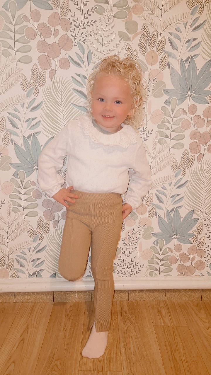 Rosy a rejoint le concours — aidez-le/la à gagner de superbes lots ! baby, baby_toddler_clothing, eye, face, flooring, formal_wear, happy, hardwood, joy, knee, pattern, person, pink, product, sleeve, smile, t_shirt, textile, toddler, vintage_clothing