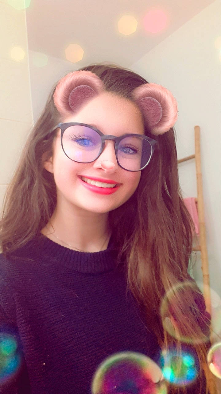 Clara participe au concours pour gagner de l'argent avec cette photo : bangs, brown_hair, cool, eye, eyebrow, eyewear, forehead, fun, girl, glasses, hair_coloring, hairstyle, joy, lip, long_hair, person, pink, purple, selfie, smile