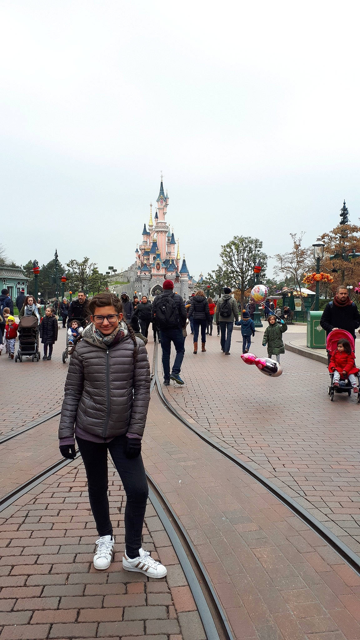 Clara a rejoint le concours — aidez-le/la à gagner de superbes lots ! car, city, crowd, joy, pedestrian, person, recreation, road, street, temple, tourism, tourist_attraction, travel, tree, vacation, world