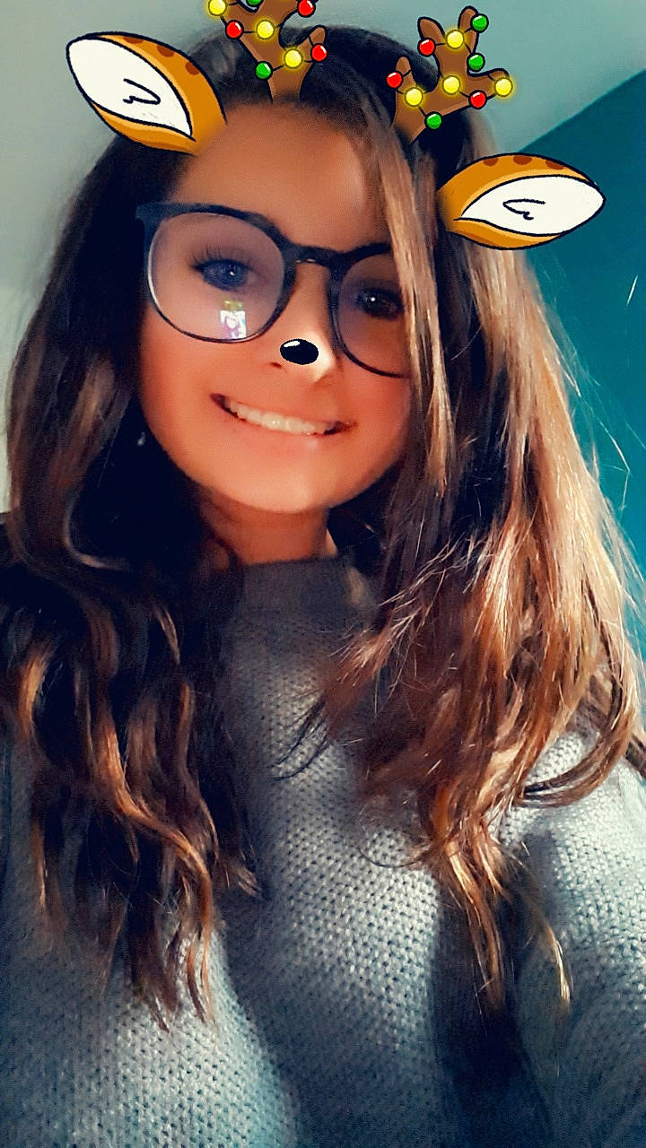 Clara participe au concours pour gagner de l'argent avec cette photo : brown_hair, cool, doll, eyewear, girl, glasses, joy, long_hair, person, sunglasses, vision_care