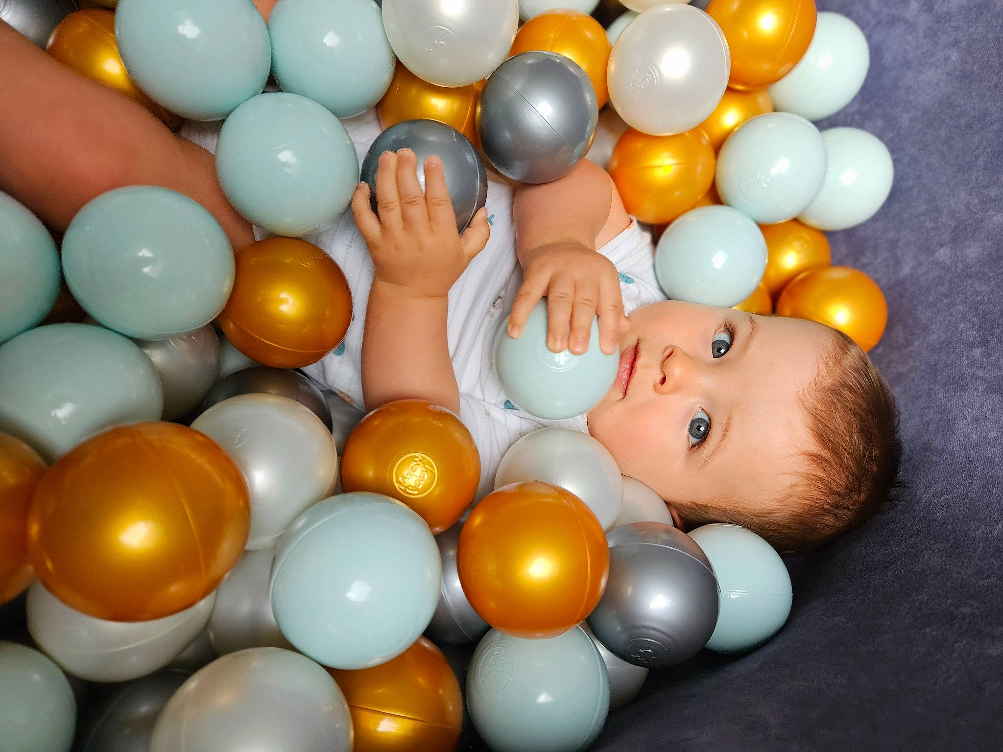 Marceau participe au concours pour gagner de l'argent avec cette photo : circle, egg, event, person, plastic, product, science, toddler