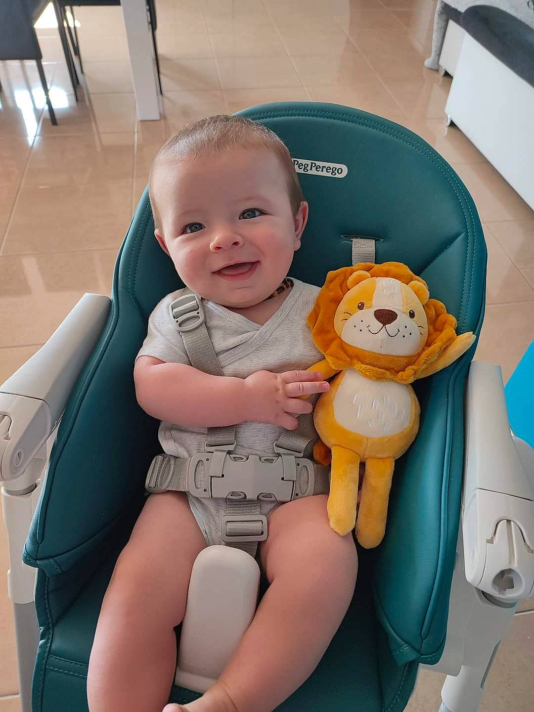 Marceau participe au concours pour gagner de l'argent avec cette photo : baby, baby_products, baby_toddler_clothing, chair, child, comfort, fun, happy, human_leg, joy, knee, lap, person, product, service, sitting, skin, smile, thigh, thumb