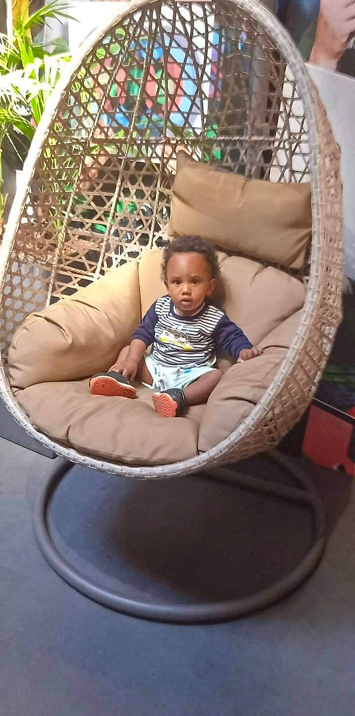 Rohan participe au concours pour gagner de l'argent avec cette photo : baby, baby_products, baby_toddler_clothing, ball, chair, child, circle, comfort, fun, grass, leisure, person, plant, play, recreation, sandal, sitting, swing, t_shirt, toddler