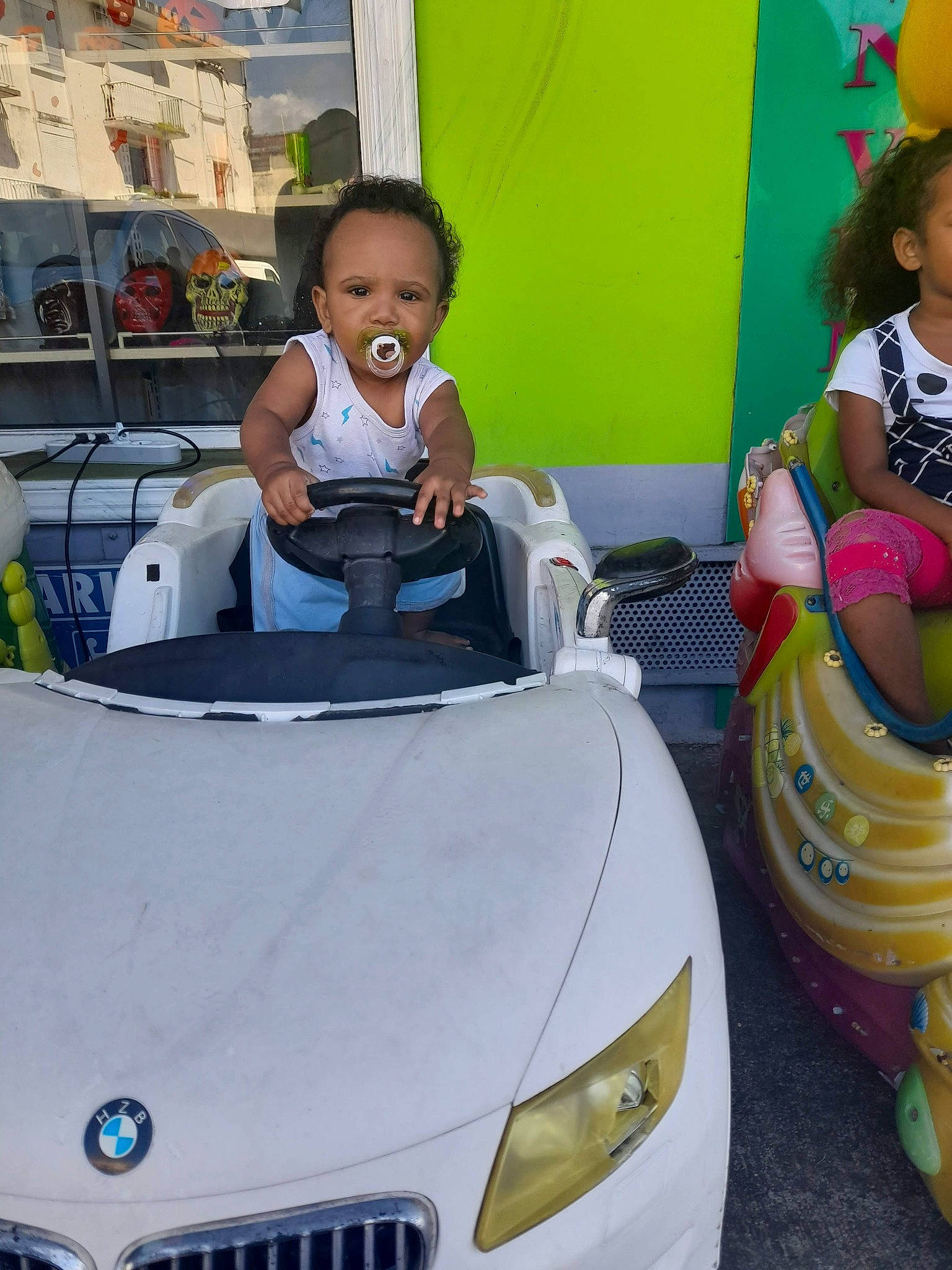 Rohan participe au concours pour gagner de l'argent avec cette photo : automotive_design, automotive_exterior, automotive_lighting, automotive_tire, blue, bumper, car, grille, headlamp, hood, motor_vehicle, person, personal_luxury_car, photograph, toddler, vehicle, vehicle_door, vehicle_registration_plate, white, windscreen_wiper