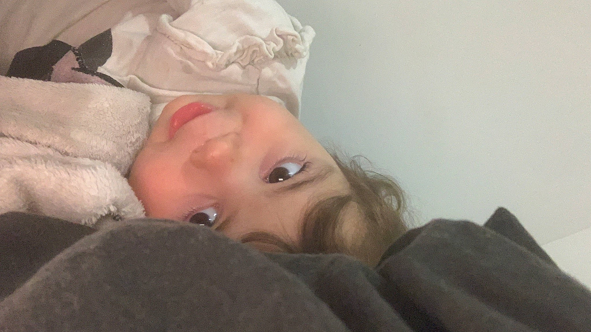 Emma participe au concours pour gagner de l'argent avec cette photo : bedding, bedtime, cheek, chest, child, comfort, eyelash, fashion_accessory, flash_photography, fur, headwear, iris, jaw, linens, lip, nap, person, portrait_photography, room, selfie