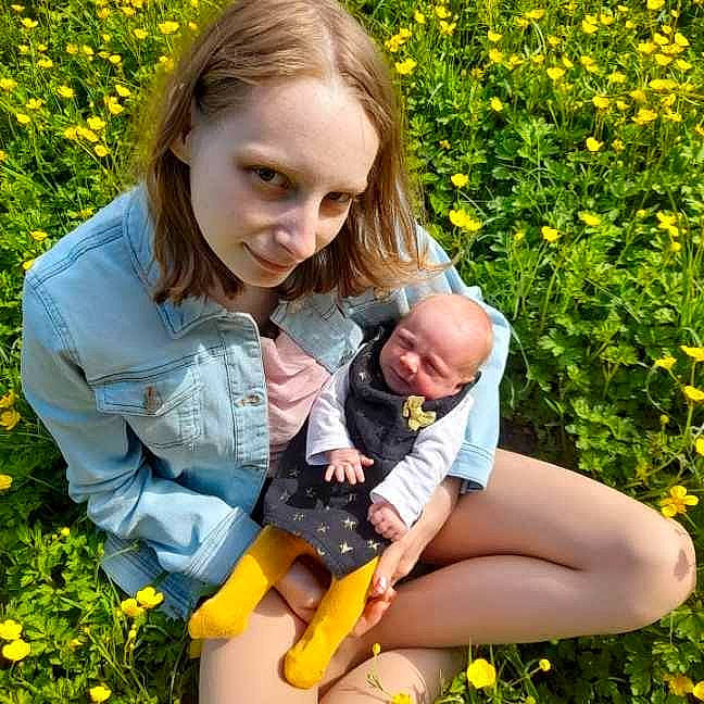 Rose participe au concours pour gagner de l'argent avec cette photo : botany, child, flower, fun, grass, grassland, happy, leaf, leisure, meadow, nature, orange, people, people_in_nature, person, photograph, plant, shorts, smile, summer