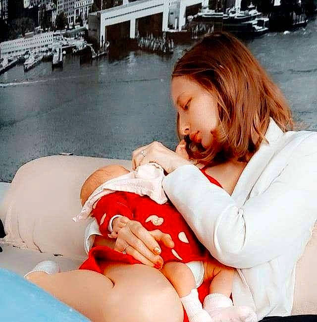 Rose a rejoint le concours — aidez-le/la à gagner de superbes lots ! abdomen, black_hair, chest, child, comfort, elbow, event, happy, human_leg, joint, knee, leisure, mouth, muscle, person, shoulder, sitting, skin, thigh, trunk