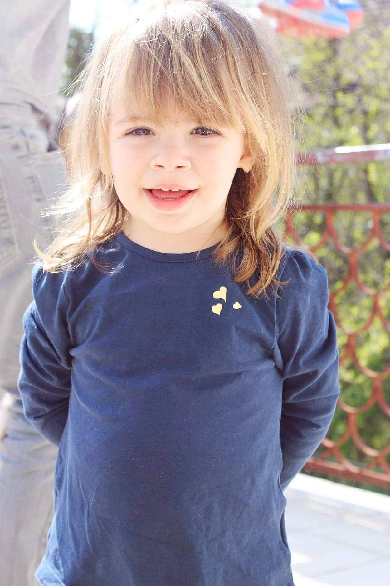 Gwendoline a rejoint le concours — aidez-le/la à gagner de superbes lots ! electric_blue, eye, face, facial_expression, grey, hairstyle, happy, iris, joint, joy, neck, pattern, person, plant, shoulder, sleeve, smile, street_fashion, textile, toddler