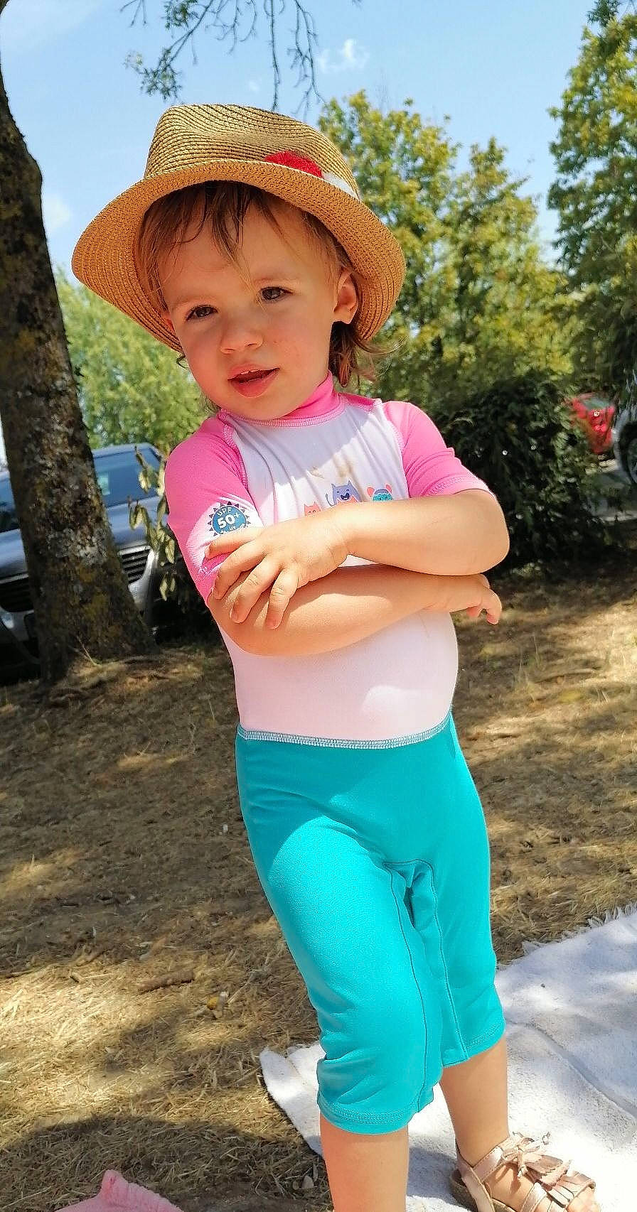 Gwendoline participe au concours pour gagner de l'argent avec cette photo : active_pants, blue, grass, green, happy, hat, human_body, leisure, organ, people_in_nature, person, plant, sleeve, summer, sun_hat, t_shirt, thigh, tree, trunk, waist