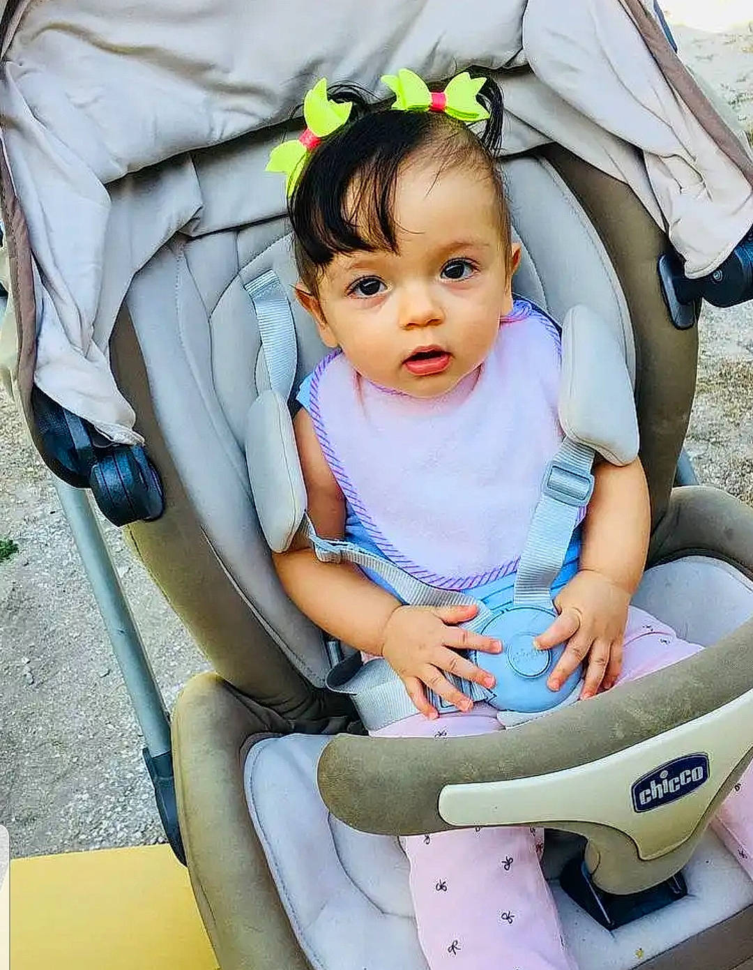 Lola Rossi participe au concours pour gagner de l'argent avec cette photo : azure, baby, baby_carriage, baby_products, baby_toddler_clothing, chair, child, comfort, electric_blue, eyelash, fashion_accessory, fun, happy, head, leisure, person, photograph, sitting, toddler, white