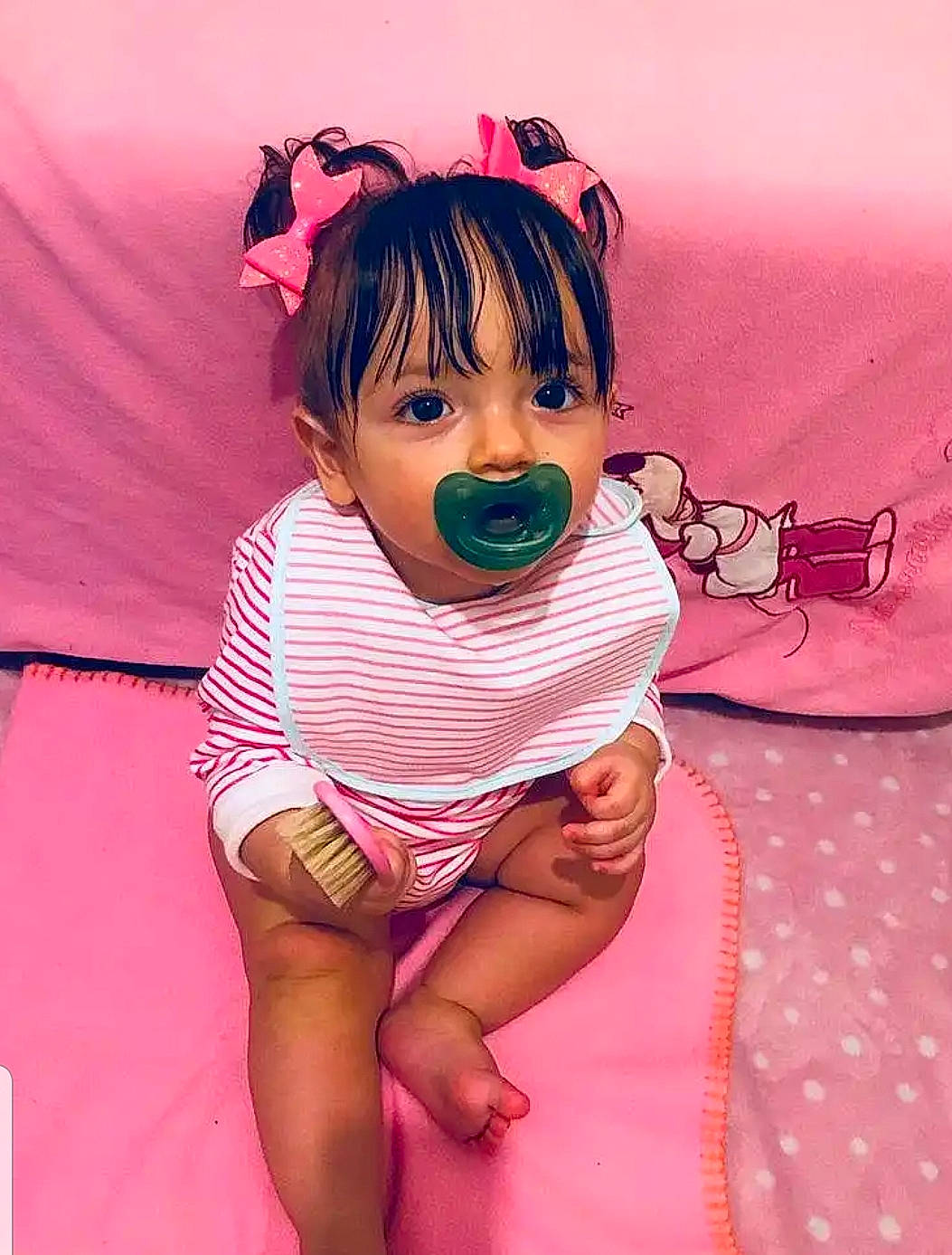 Lola Rossi a rejoint le concours — aidez-le/la à gagner de superbes lots ! baby_toddler_clothing, beauty, dress, eyelash, happy, human_body, human_leg, lip, magenta, mouth, nail, neck, pattern, person, pink, shoulder, skin, sleeve, thigh, thumb