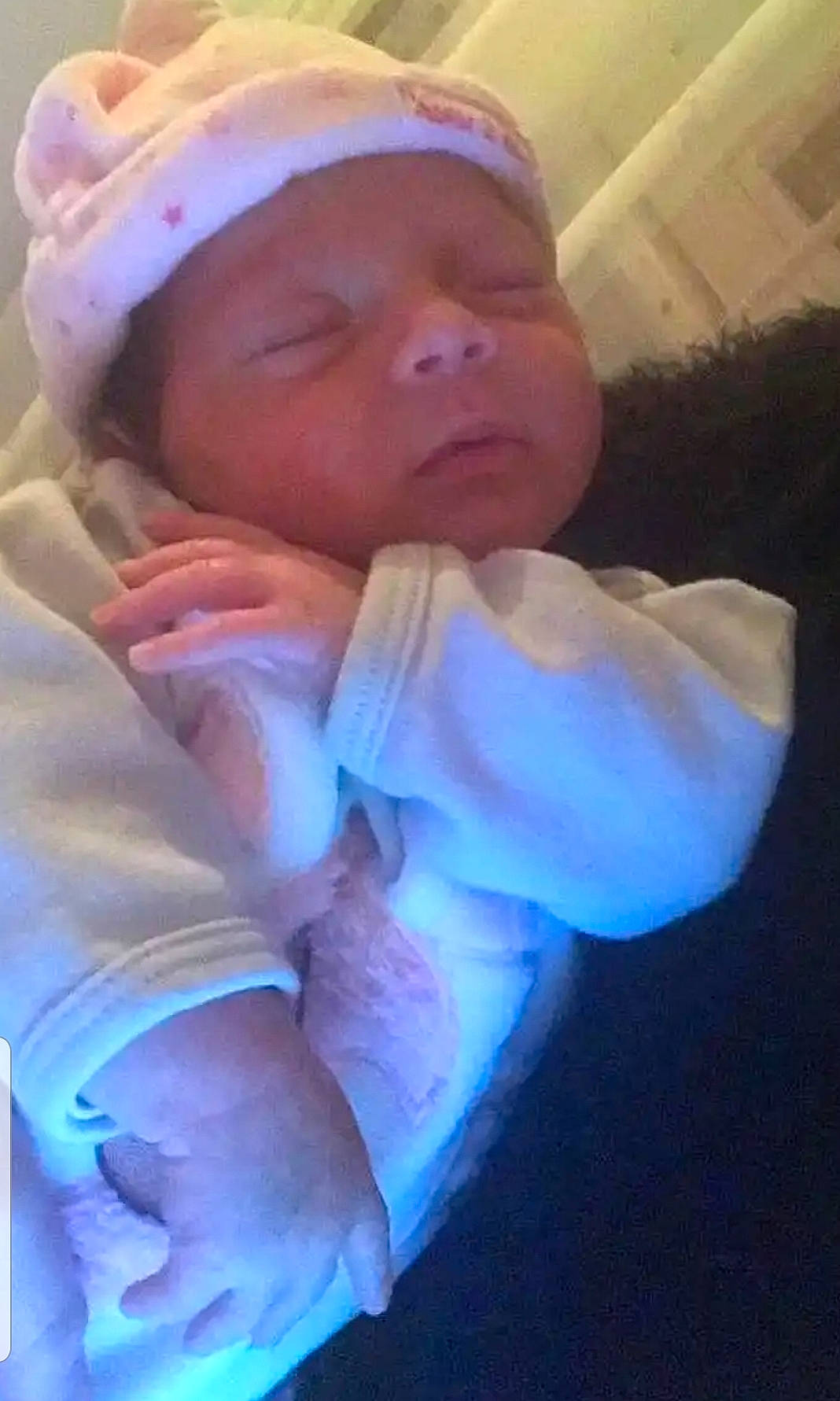 Lola Rossi participe au concours pour gagner de l'argent avec cette photo : baby, baby_products, baby_toddler_clothing, cap, cheek, child, comfort, face, finger, gesture, hand, hat, headwear, lip, mouth, nail, nose, person, pink, skin