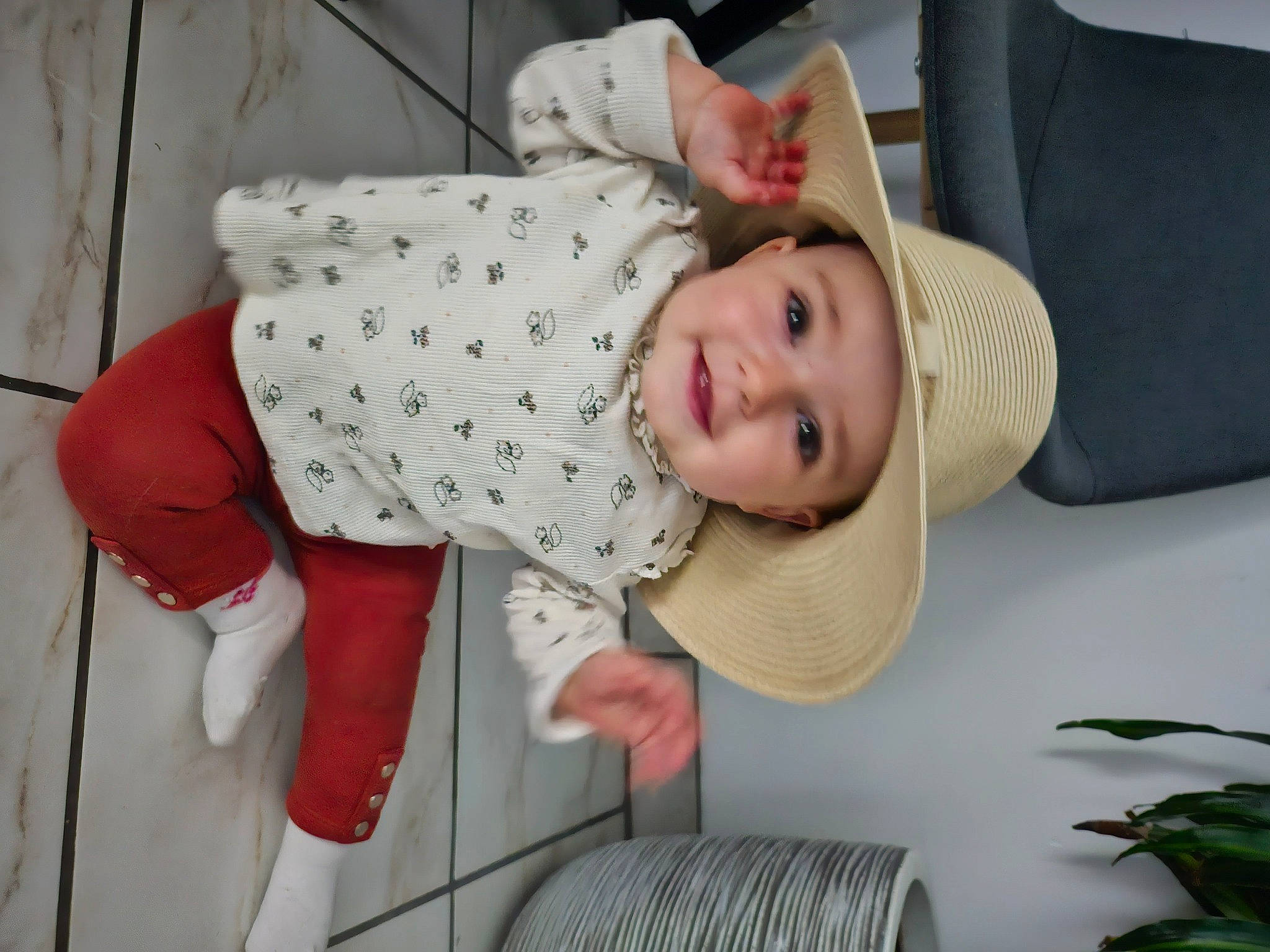 Charlie a rejoint le concours — aidez-le/la à gagner de superbes lots ! baby, baby_products, baby_toddler_clothing, child, comfort, finger, happy, hat, headgear, headwear, joy, linens, pattern, person, plant, room, sleeve, smile, sun_hat, textile