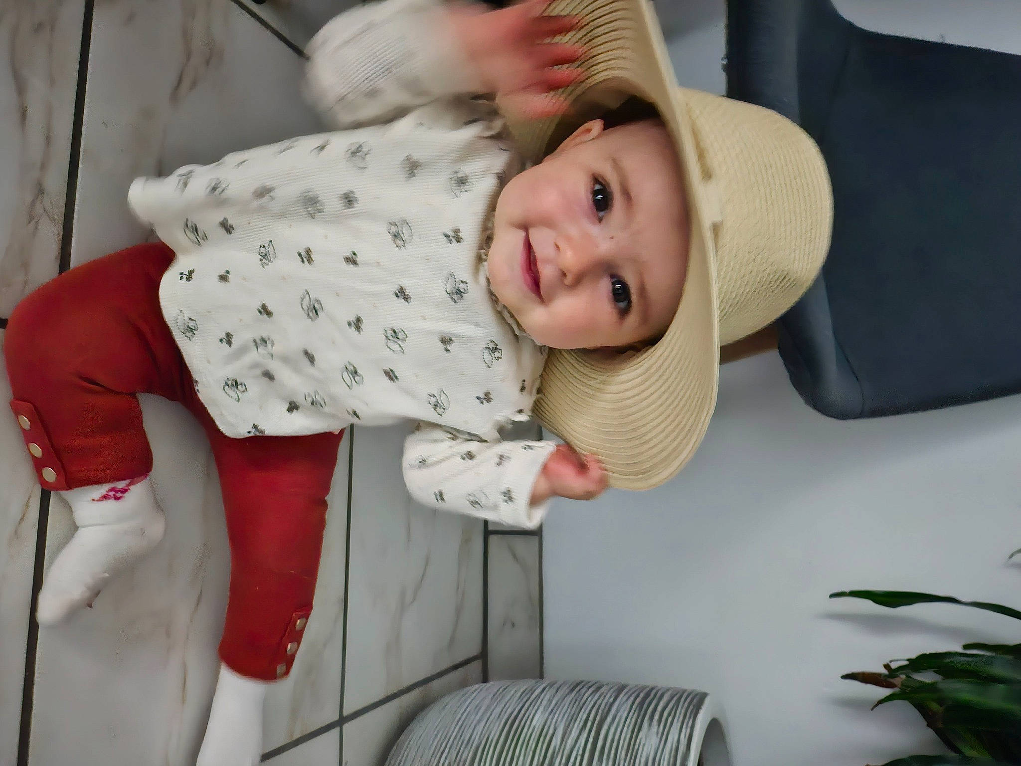Charlie participe au concours pour gagner de l'argent avec cette photo : baby, baby_products, baby_safety, baby_toddler_clothing, child, comfort, fashion_accessory, happy, hat, headwear, joy, linens, pattern, person, plant, room, sitting, sleeve, smile, sun_hat