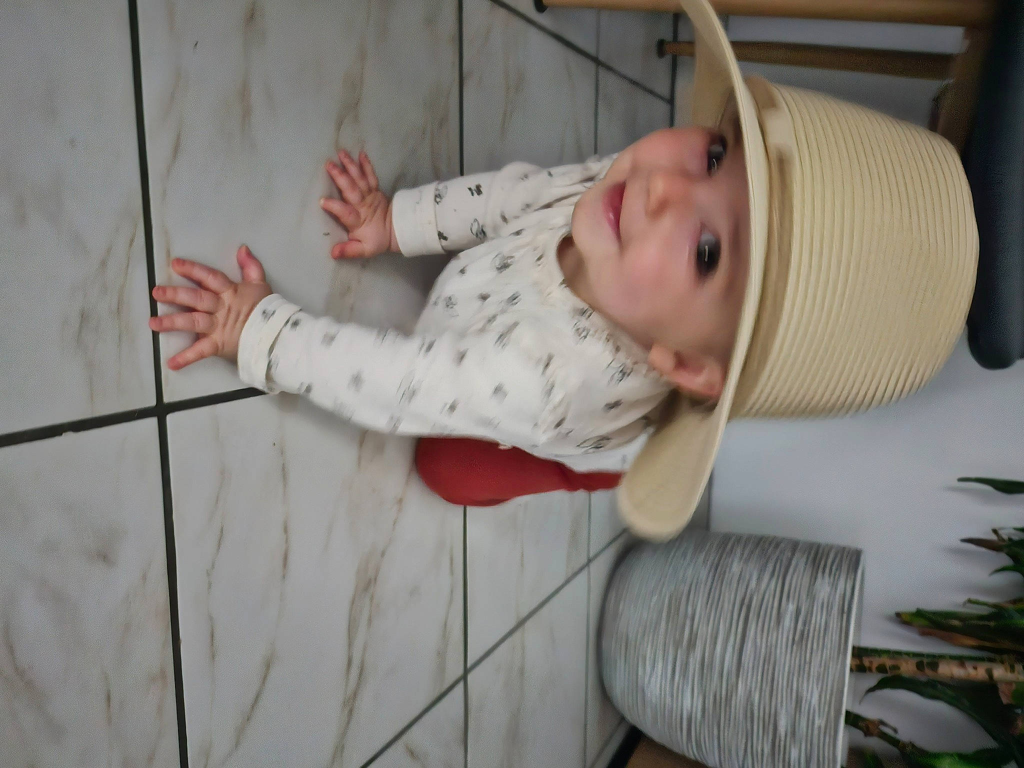 Charlie a rejoint le concours — aidez-le/la à gagner de superbes lots ! arm, baby, baby_products, baby_safety, baby_toddler_clothing, child, comfort, flowerpot, grass, hand, hat, headwear, houseplant, pattern, person, plant, sitting, skin, sleeve, sun_hat