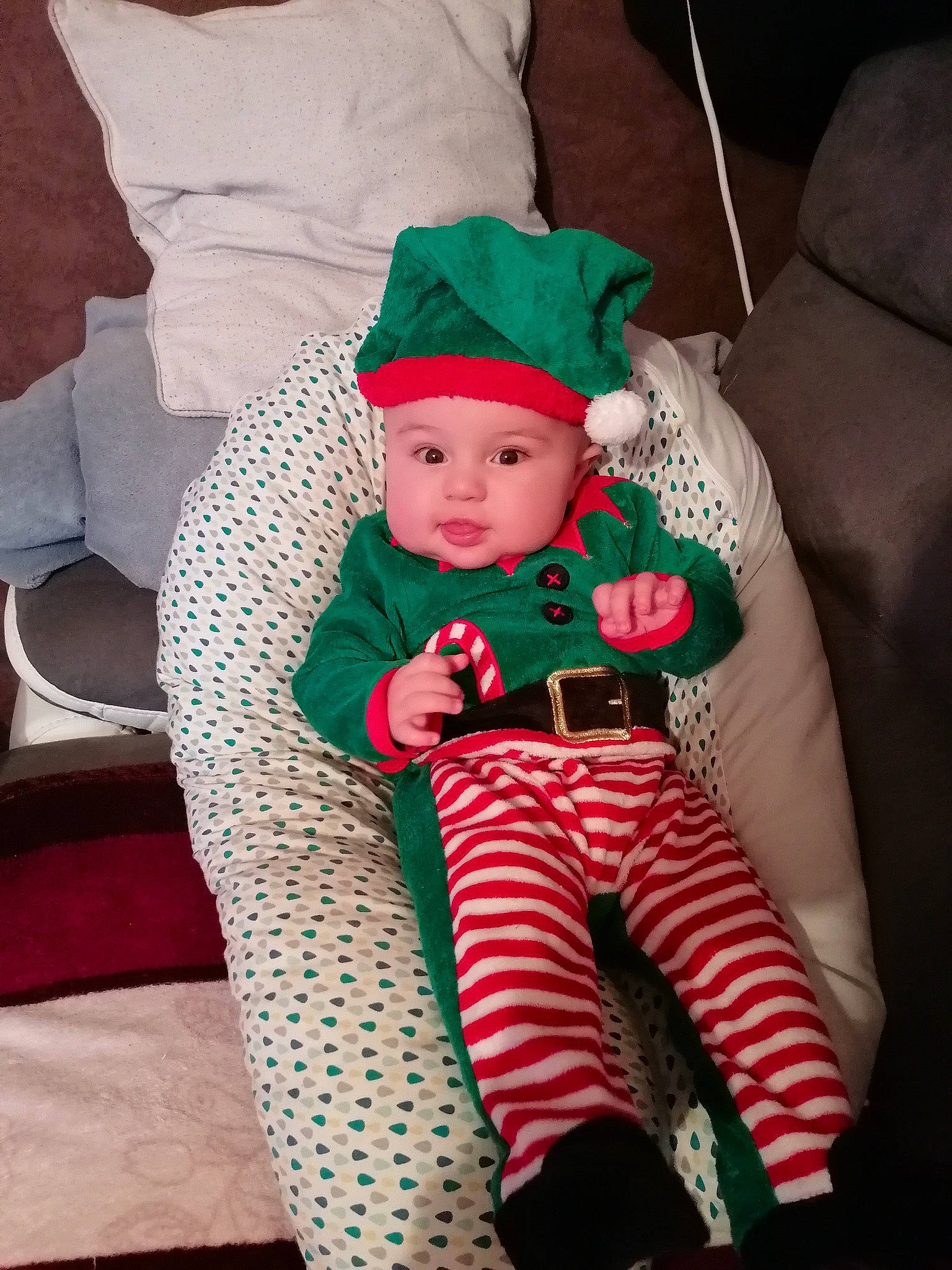 Livio participe au concours pour gagner de l'argent avec cette photo : baby, baby_toddler_clothing, child, christmas, comfort, costume_hat, couch, event, hat, head, headwear, holiday, human_body, lap, leg, person, santa_claus, sitting, sleeve, sock