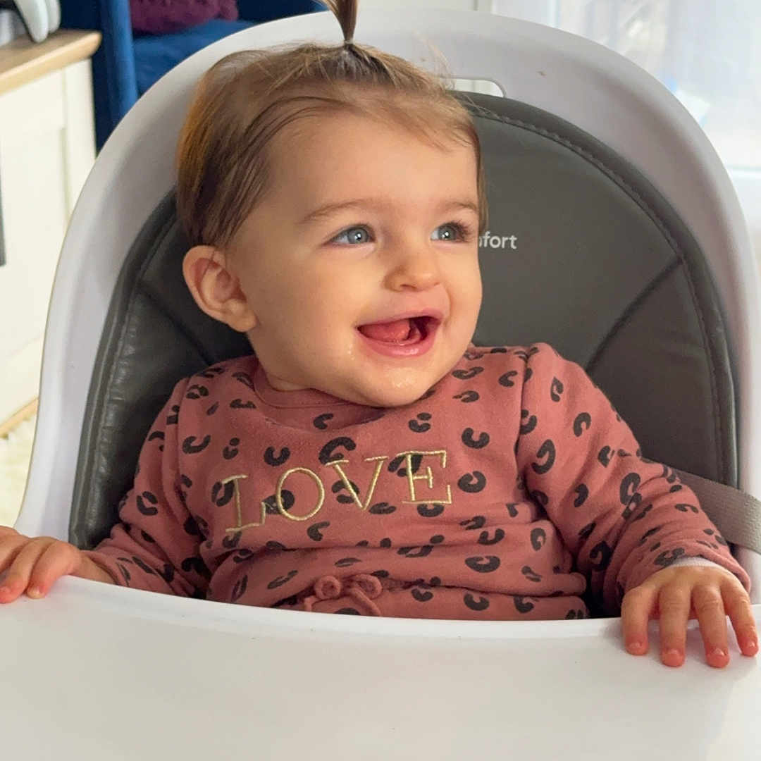 Eva-Rose a rejoint le concours — aidez-le/la à gagner de superbes lots ! baby, babylaughing, bodypart, chair, couch, crib, cushion, face, finger, furniture, hand, happy, head, homedecor, infantbed, person, photography, portrait, smile, wood