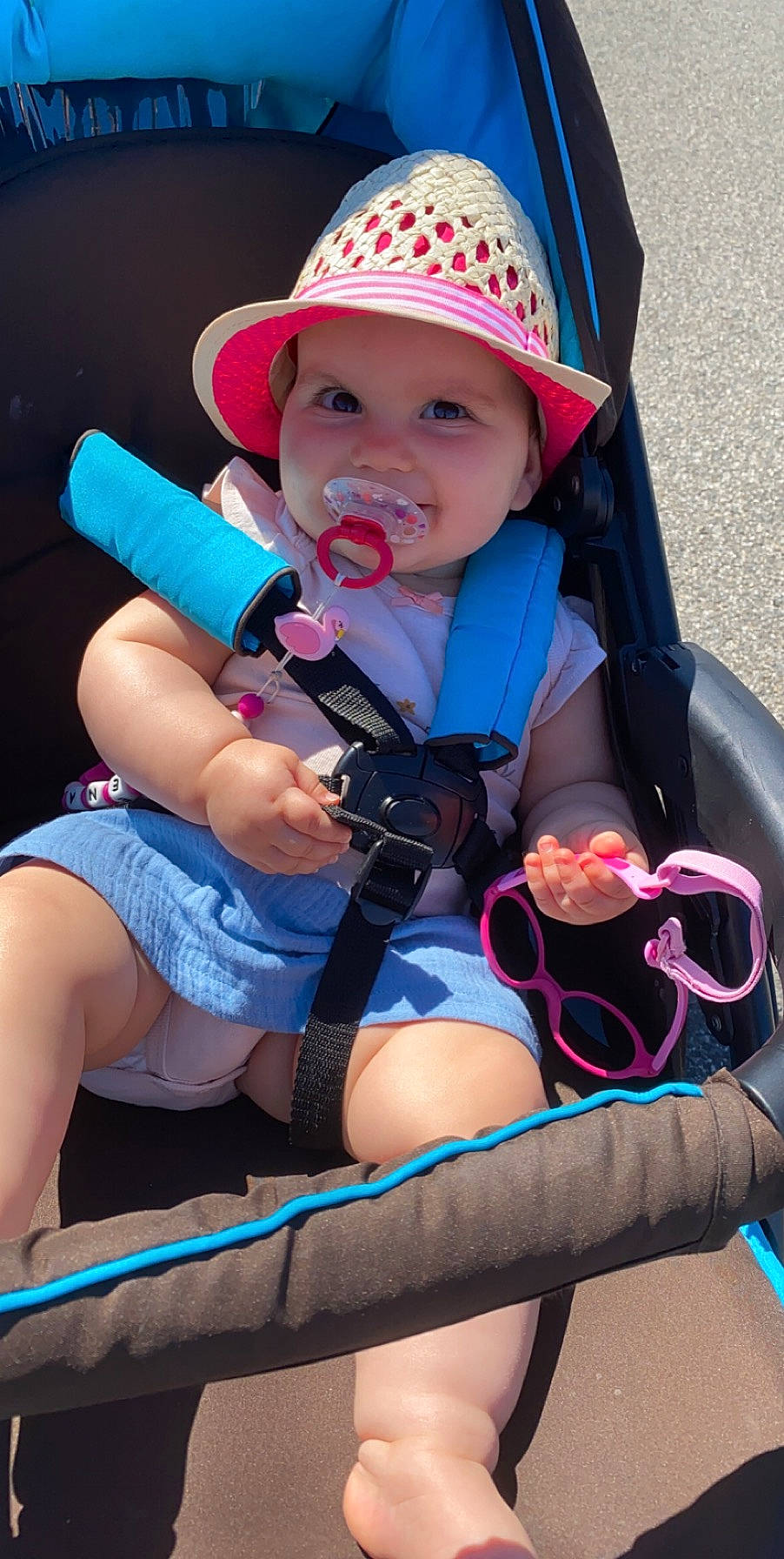 Miléna participe au concours pour gagner de l'argent avec cette photo : baby, baby_carriage, baby_products, child, headwear, person, pink, play, product, smile, toddler, vacation