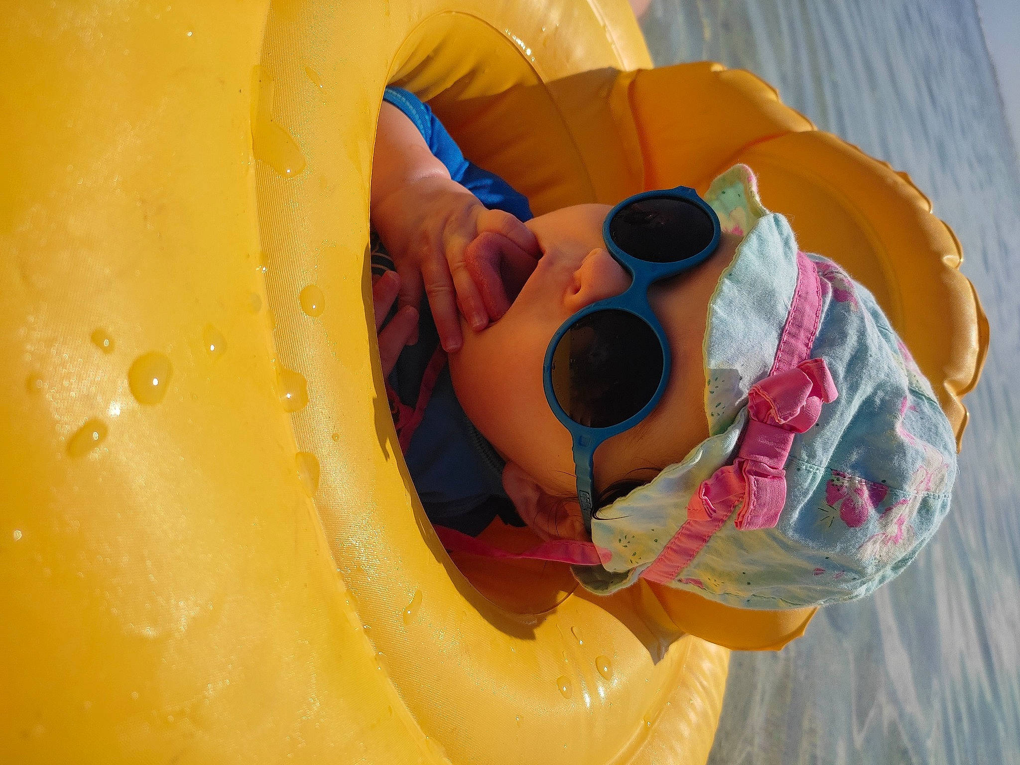 Lena participe au concours pour gagner de l'argent avec cette photo : automotive_wheel_system, circle, close_up, fun, goggles, happy, head, headwear, human_body, human_leg, leisure, orange, person, personal_protective_equipment, petal, plant, plastic, recreation, sunglasses, thigh