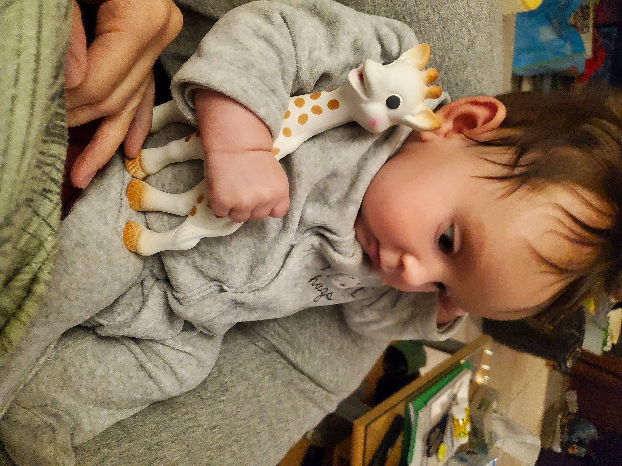 Lena a rejoint le concours — aidez-le/la à gagner de superbes lots ! baby, baby_products, baby_toddler_clothing, cheek, child, comfort, gesture, happy, linens, mammal, nose, pattern, person, play, room, sitting, sleeve, toddler, toy, vertebrate