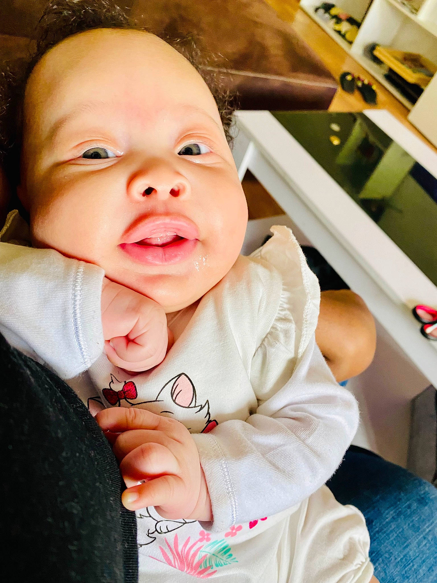 Gabrielle a rejoint le concours — aidez-le/la à gagner de superbes lots ! baby, baby_products, baby_toddler_clothing, cheek, comfort, eye, eyelash, finger, flash_photography, fun, gesture, happy, lip, mouth, nose, person, skin, sleeve, smile, thumb