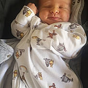 Charly participe au concours pour gagner de l'argent avec cette photo : baby, infant, sleeping, onesie, winnie_the_pooh, clothing, cute, child, newborn, peaceful, soft_lighting, portrait, cozy, fist, sleep, indoors, fabric, pattern, closeup, resting