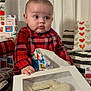 Isaac participe au concours pour gagner de l'argent avec cette photo : baby, box, celebration, child, clothing, curtains, expression, face, festive, gift, hand, holiday, indoor, person, plaid_shirt, present, surprise, table, unwrapping, wrapped_presents