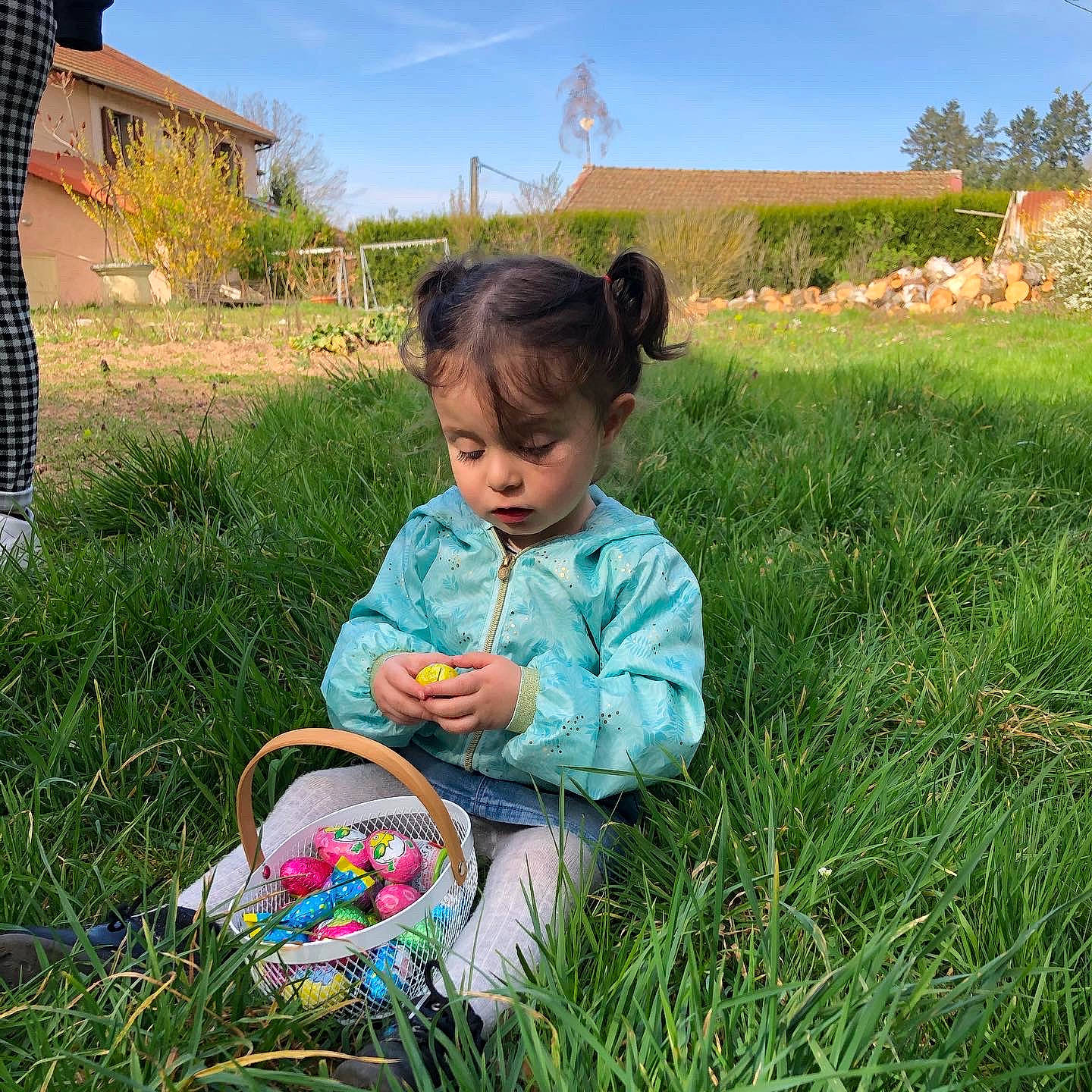 Romy participe au concours pour gagner de l'argent avec cette photo : baby, baby_toddler_clothing, child, easter, fun, grass, grass_family, grassland, happy, lawn, leaf, meadow, people, people_in_nature, person, photograph, plant, sky, summer, toddler