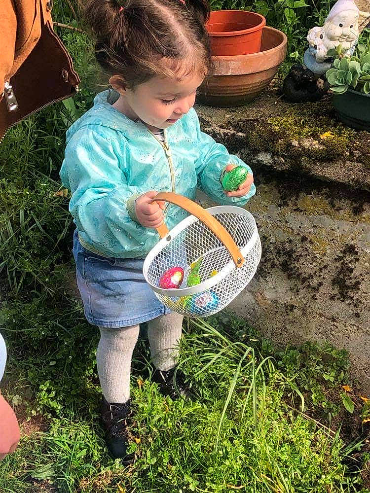 Romy a rejoint le concours — aidez-le/la à gagner de superbes lots ! automotive_wheel_system, botany, child, flowerpot, fun, garden, grass, green, happy, houseplant, lawn, leaf, leisure, people_in_nature, person, plant, racquet_sport, shoe, sneakers, soil
